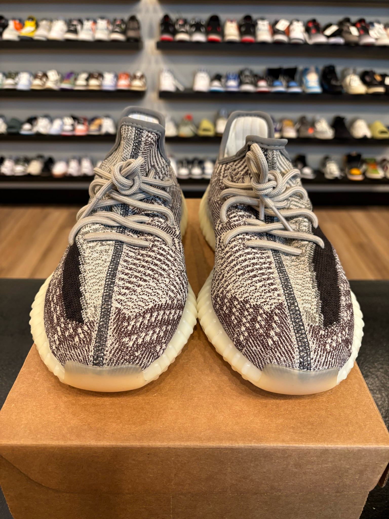 Yeezy 350 V2 Zion Size 9 Pre-Owned (No Box)