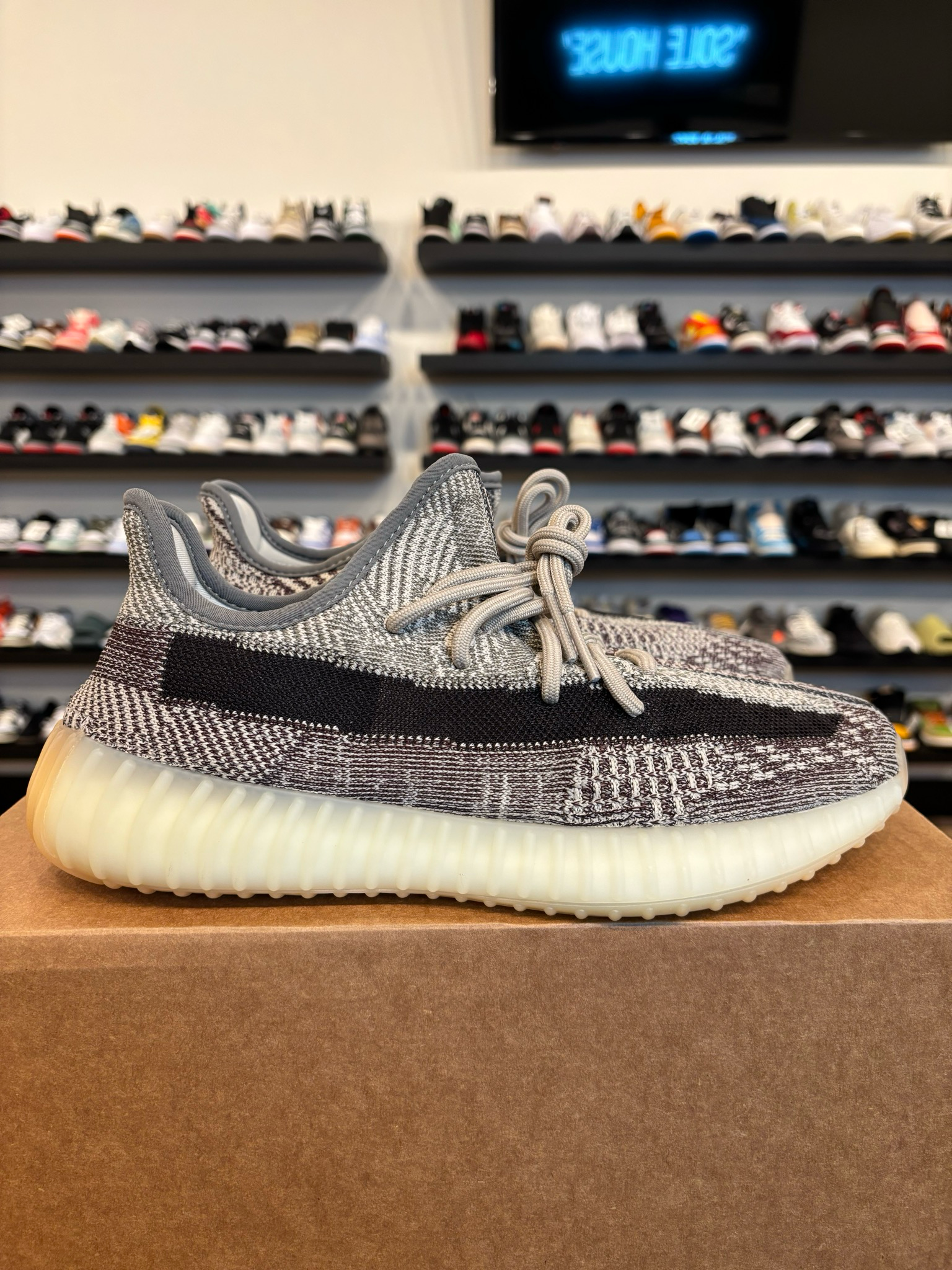 Yeezy 350 V2 Zion Size 9 Pre-Owned (No Box)