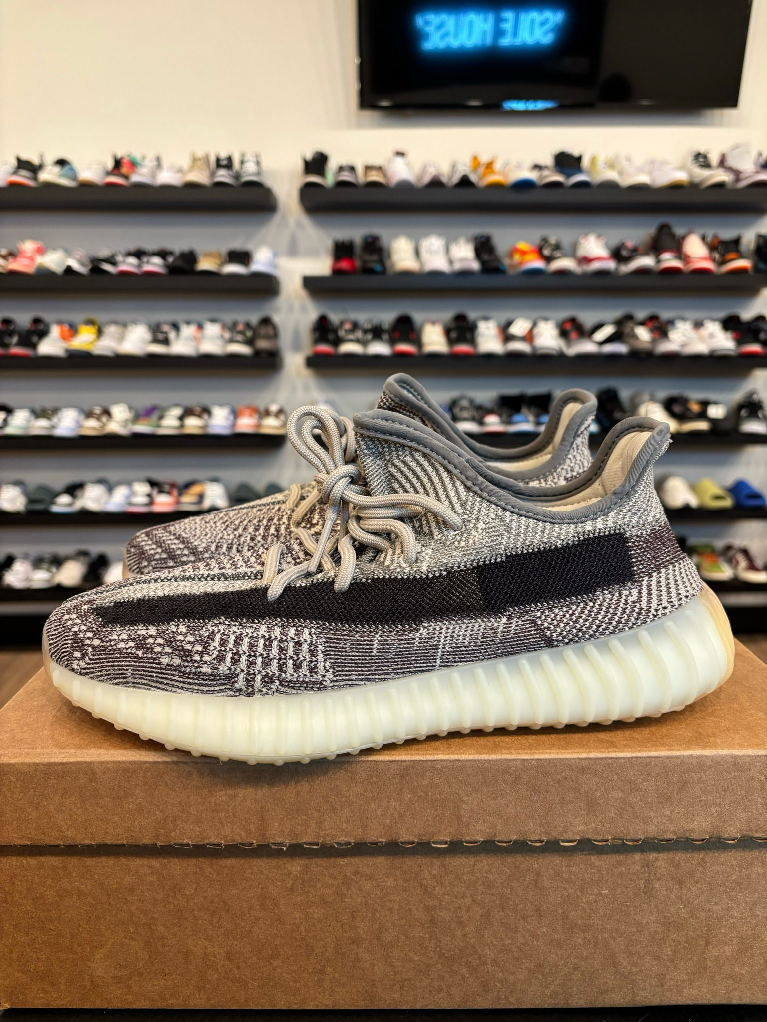 Yeezy 350 V2 Zion Size 9 Pre-Owned (No Box)