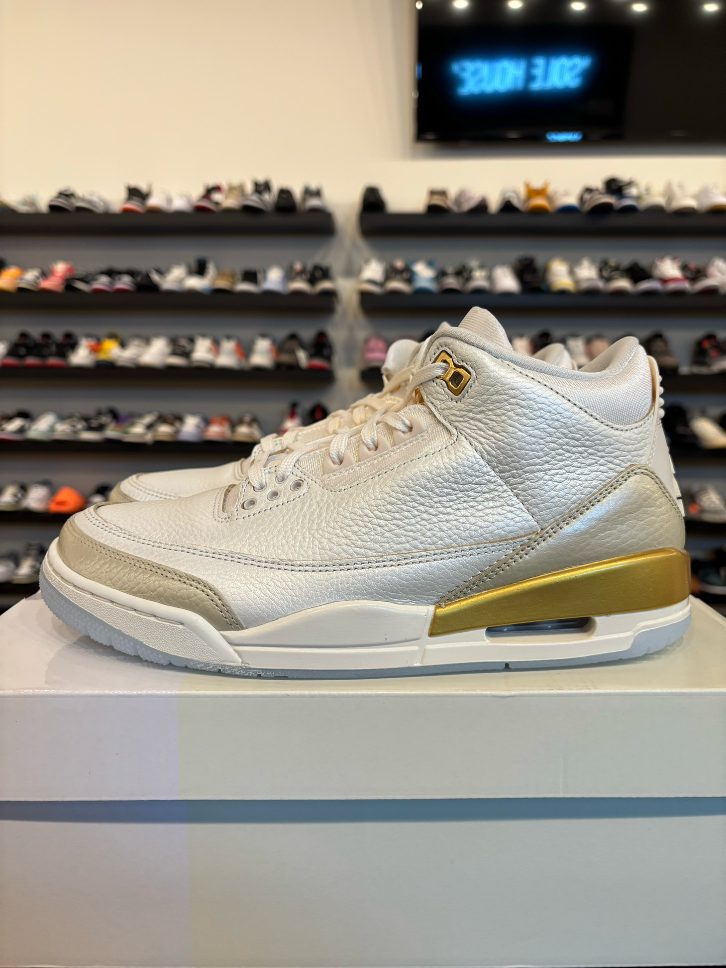 Jordan 3 Gold Champagne Size 8.5 (10W) Pre-Owned