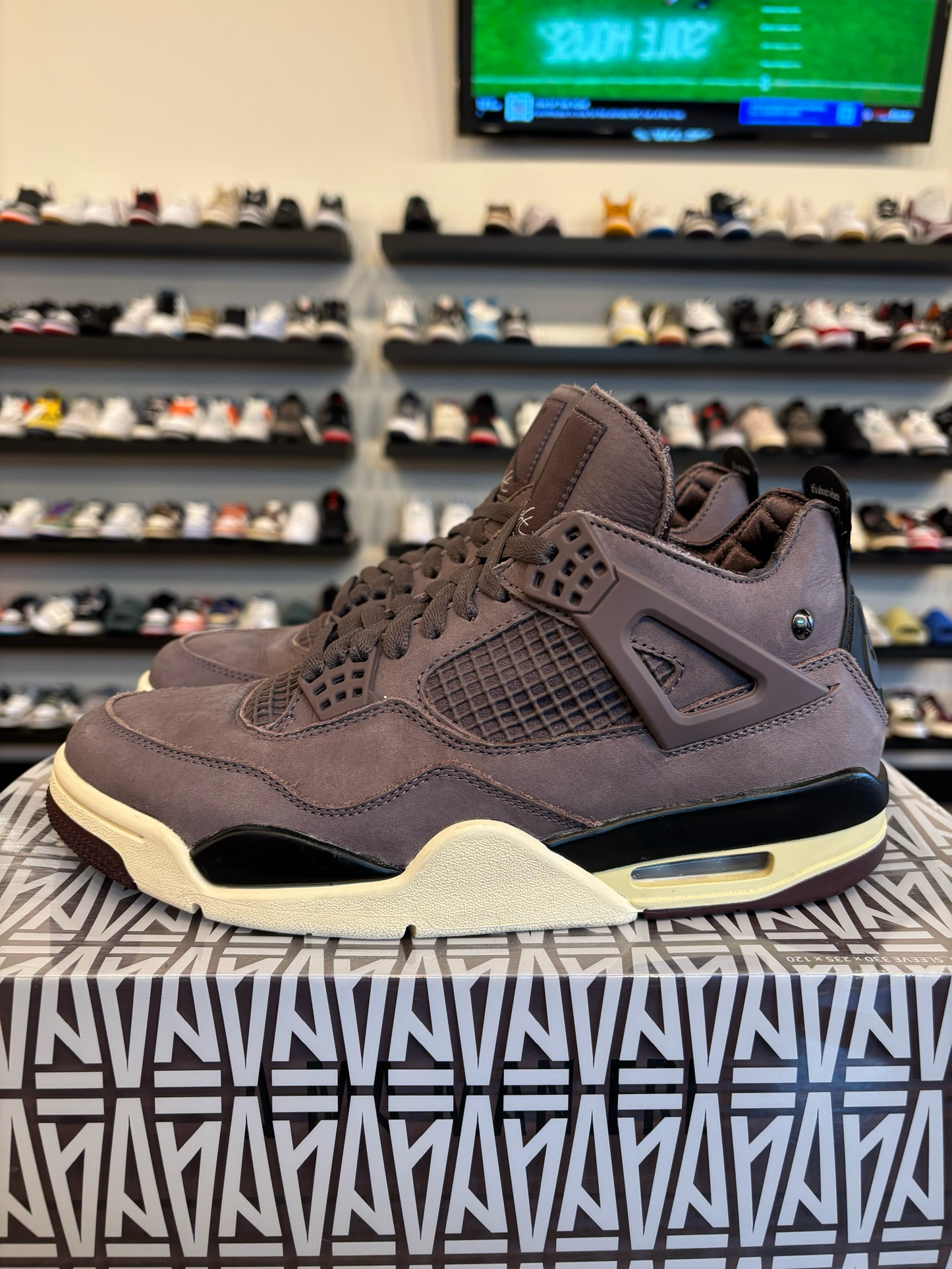 Jordan 4 A Ma Maniere Violet Ore Size 7 (8.5W) Pre-Owned