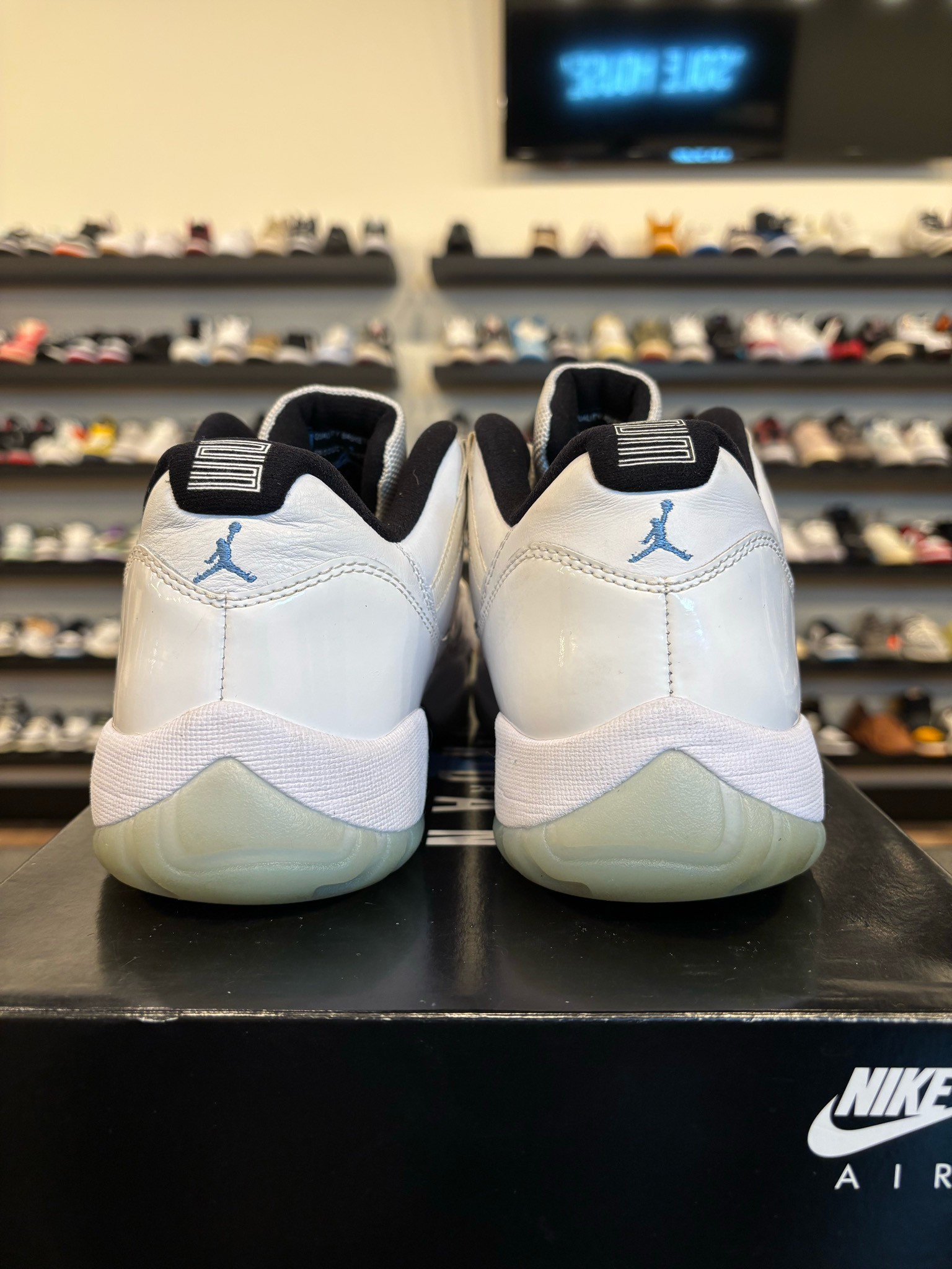 Jordan 11 Low Legend Blue Size 9.5 Pre-Owned