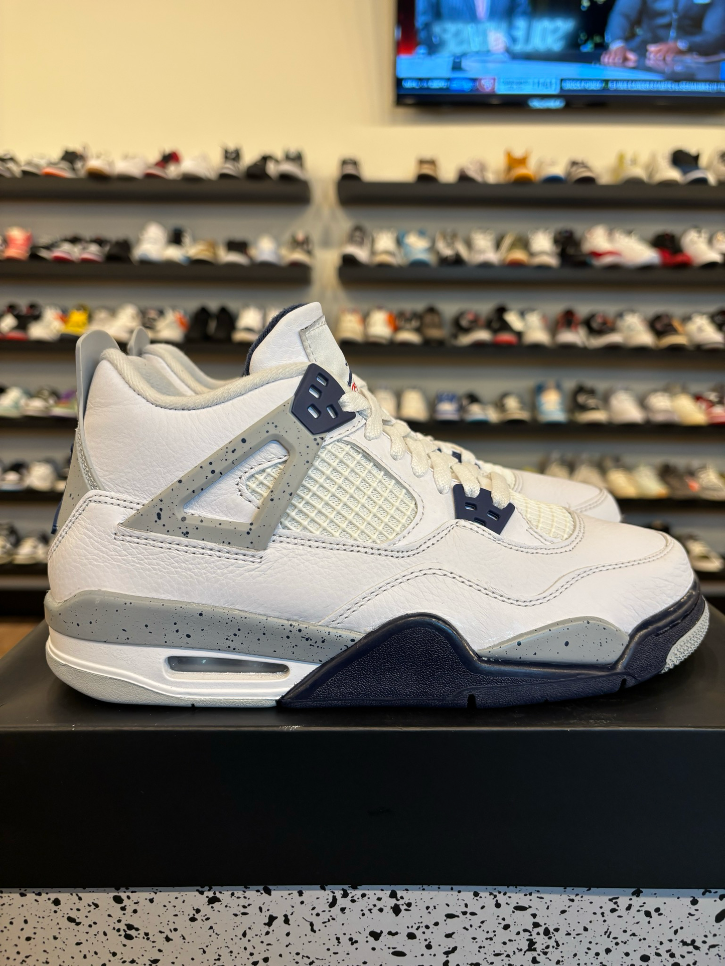 Jordan 4 Midnight Navy Size 7Y (8.5W) Pre-Owned