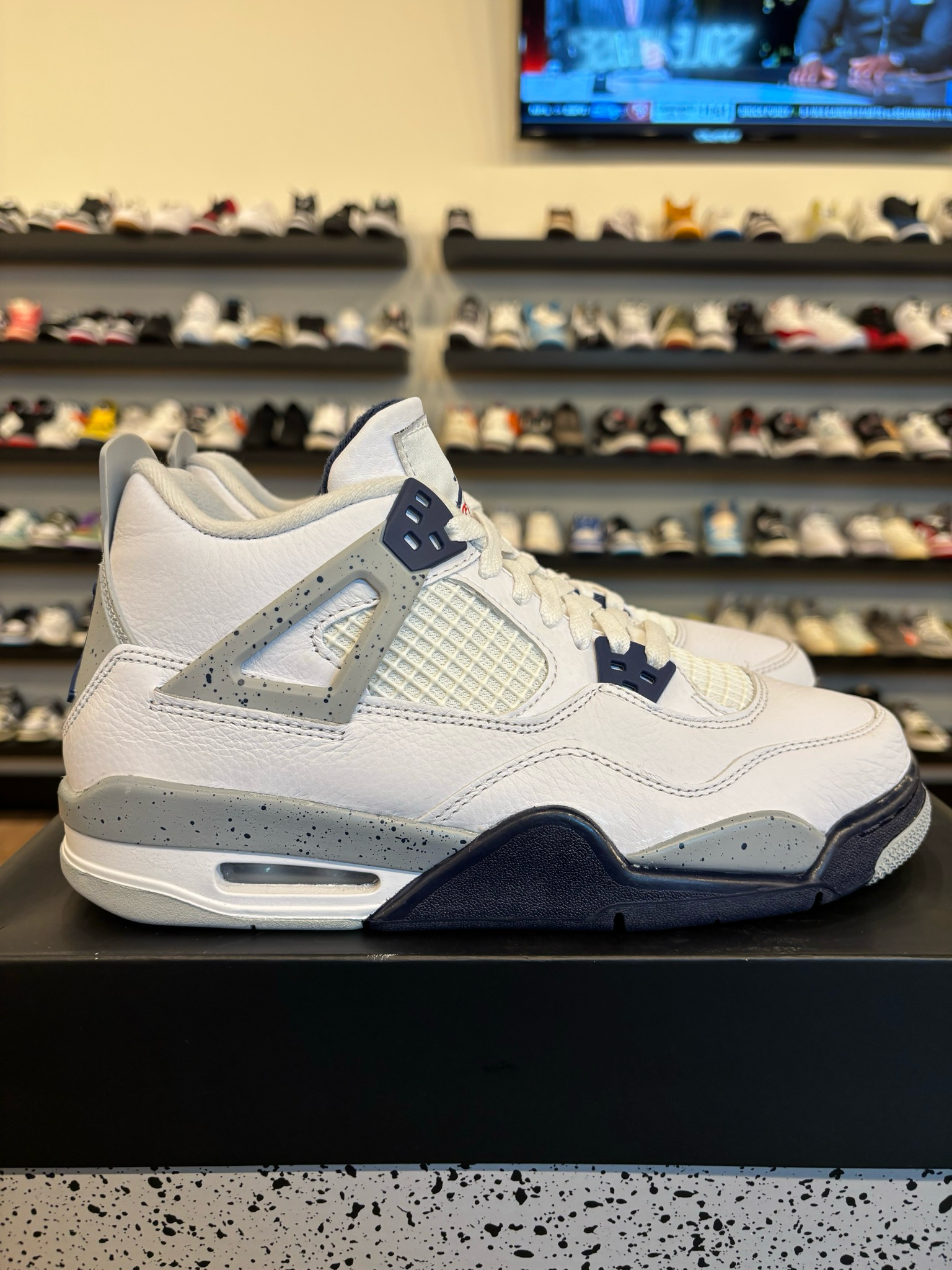 Jordan 4 Midnight Navy Size 7Y (8.5W) Pre-Owned