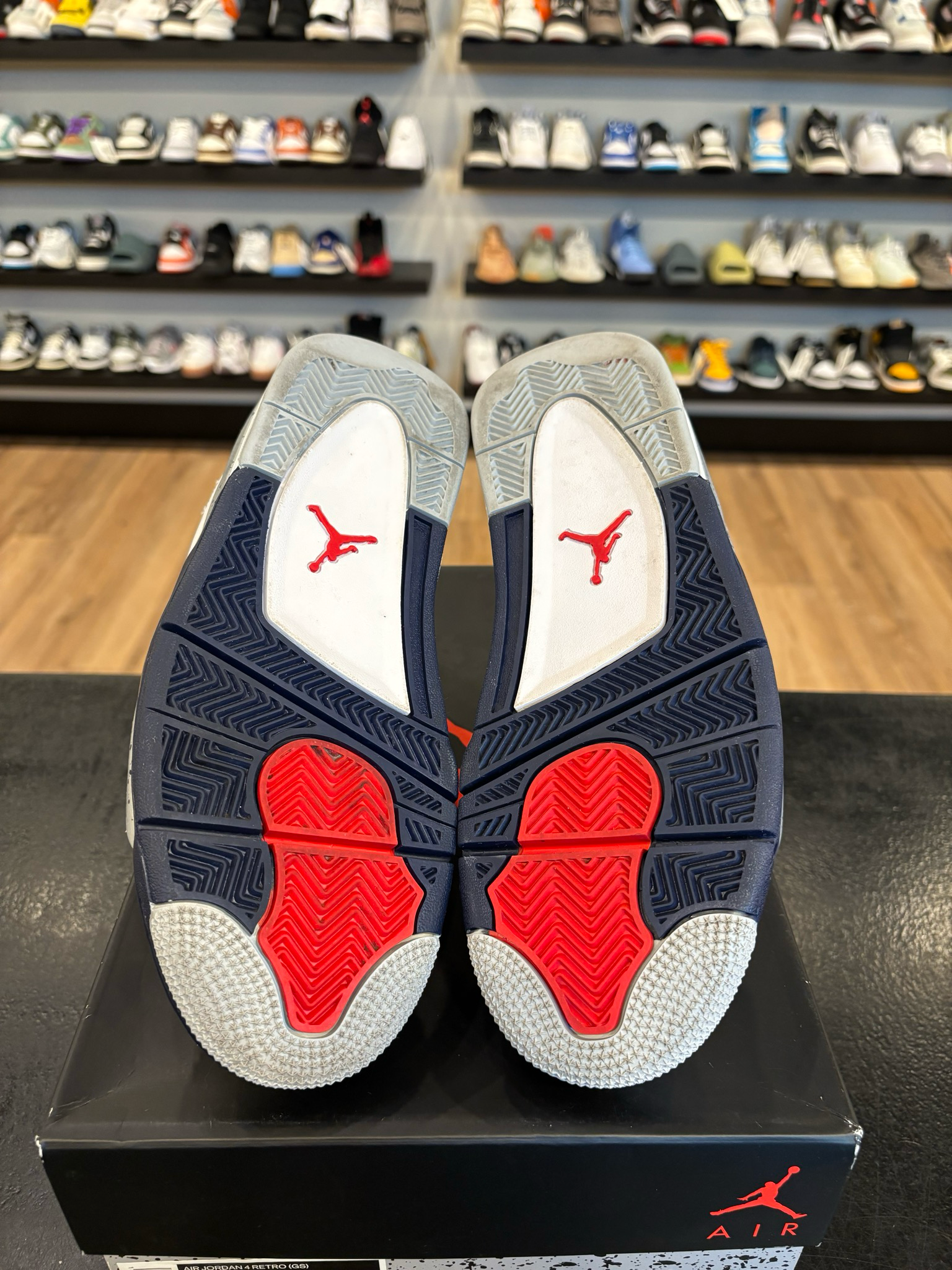 Jordan 4 Midnight Navy Size 7Y (8.5W) Pre-Owned
