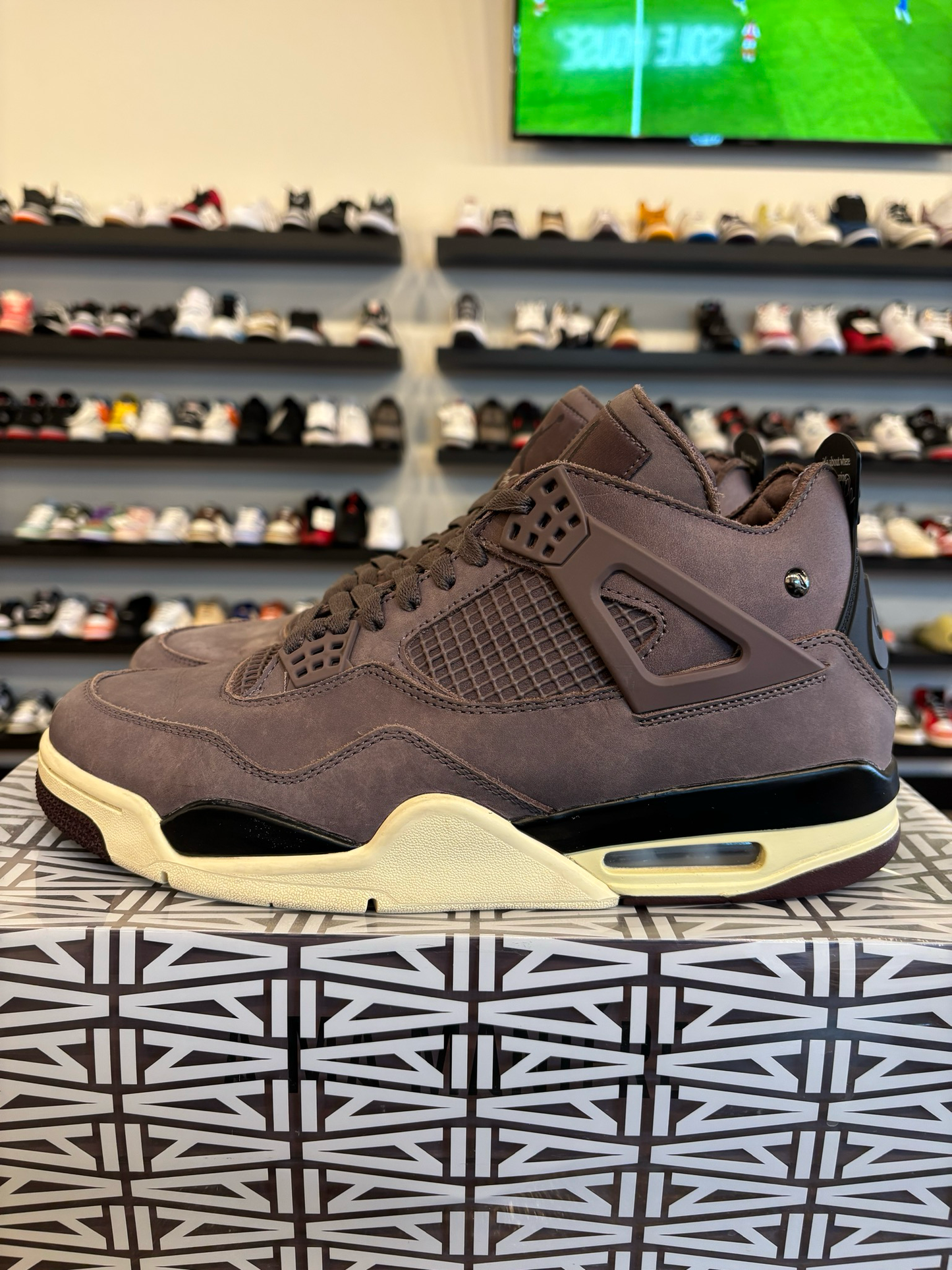 Jordan 4 A Ma Maniere Violet Ore Size 10.5 Pre-Owned (B)
