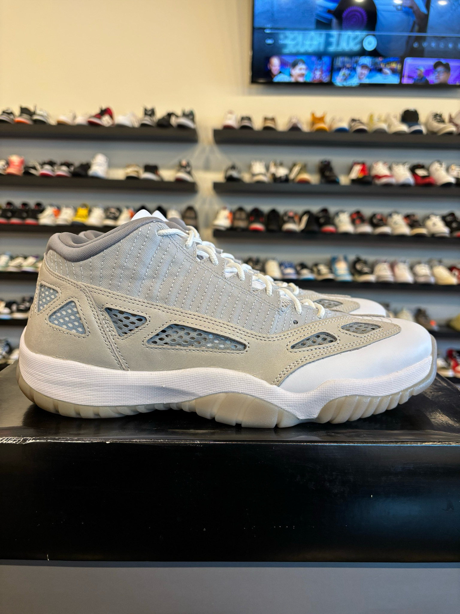 Jordan 11 Low IE Orewood Brown Size 12 Pre-Owned