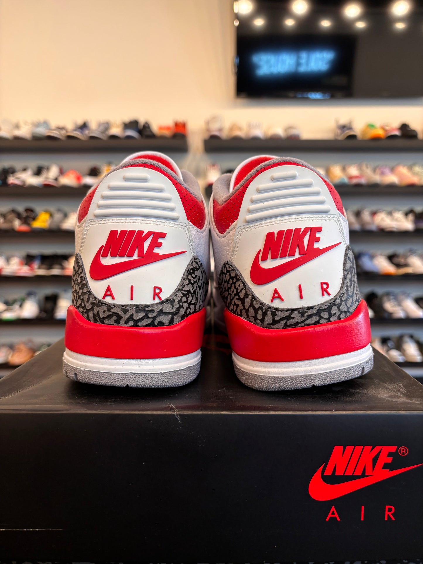 Jordan 3 Fire Red 2022 Size 9.5 Pre-Owned