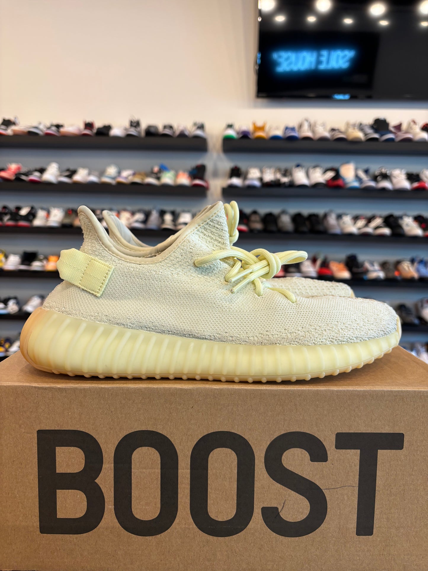 Yeezy 350 V2 Butter Size 9.5 Pre-Owned