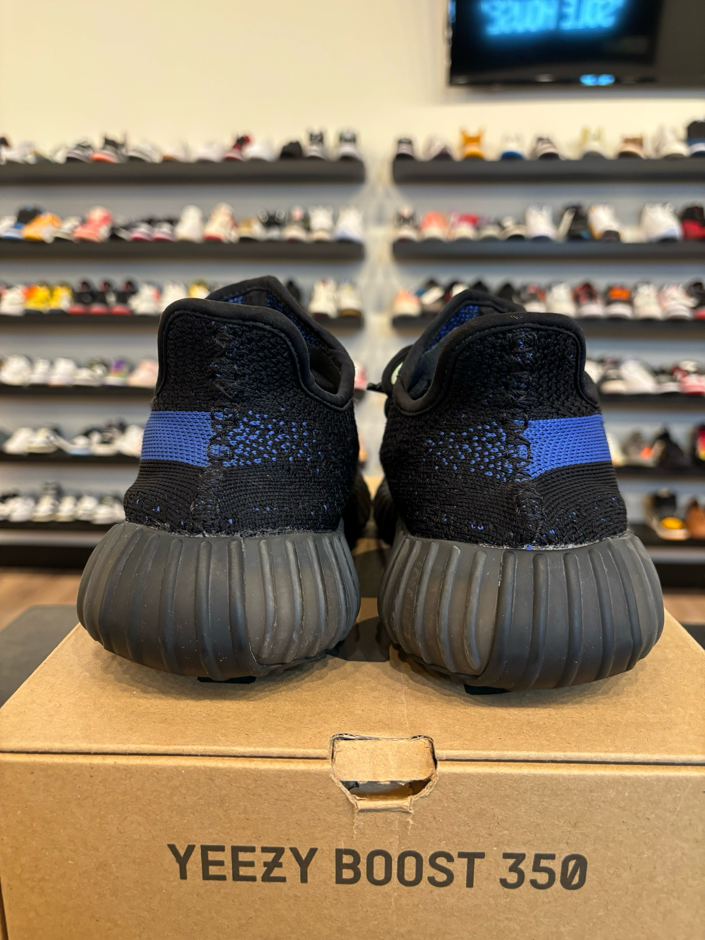 Yeezy 350 V2 Dazzling Blue Size 8.5 Pre-Owned