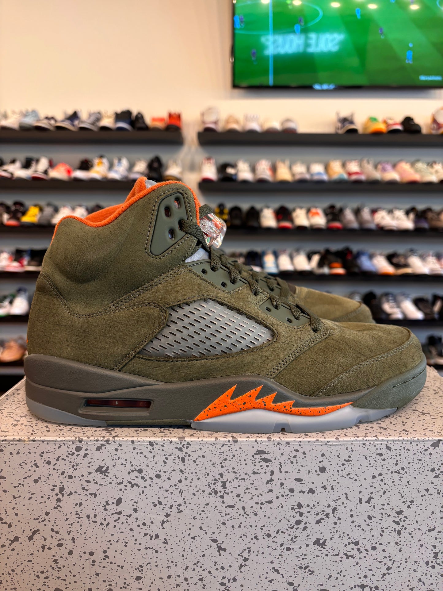 Jordan 5 Olive Size 9.5 Pre-Owned