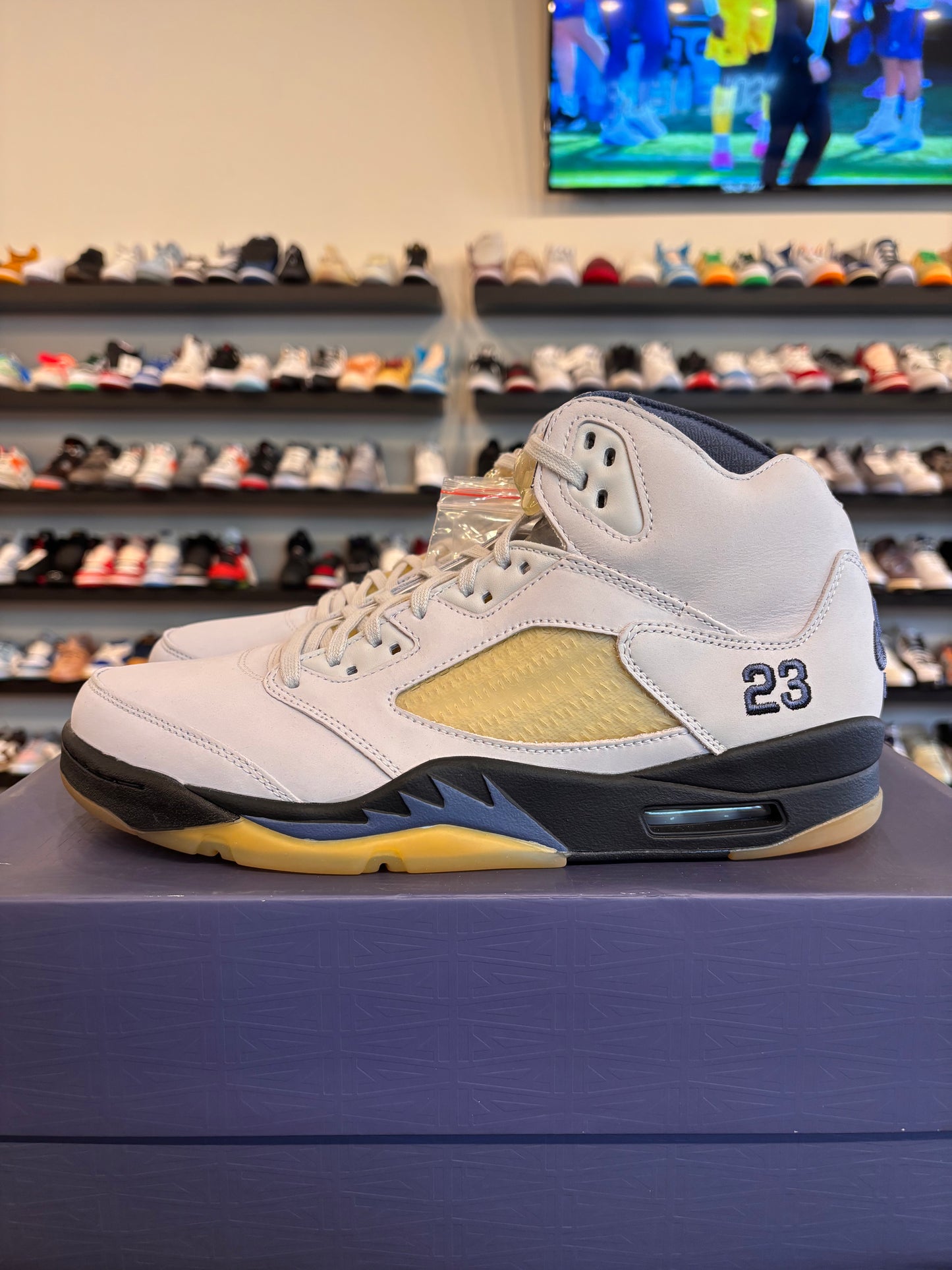 Jordan 5 A Ma Maniere Dawn Size 10.5 (12W) Pre-Owned