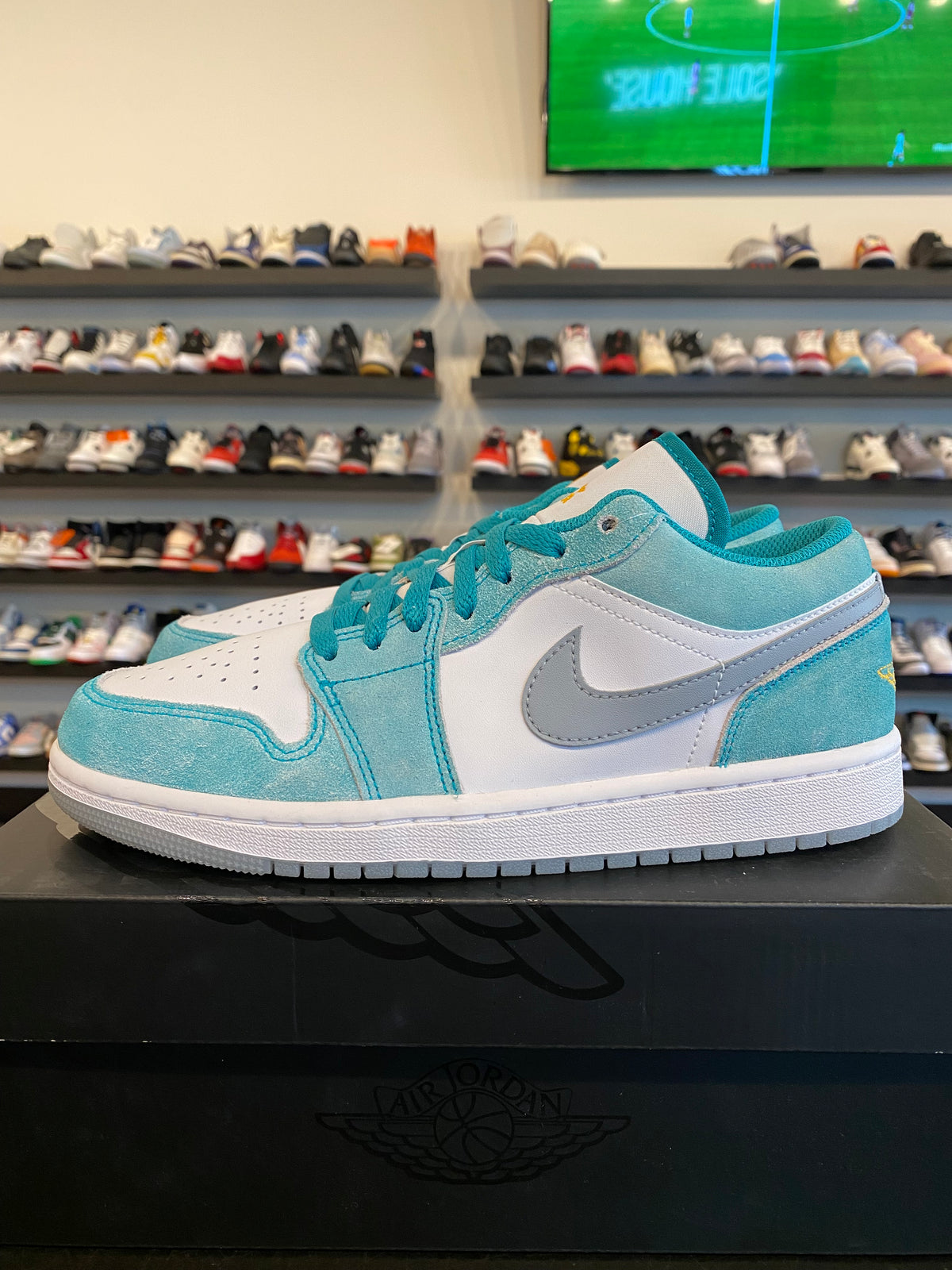 Jordan 1 Low New Emerald Size 7 Brand New