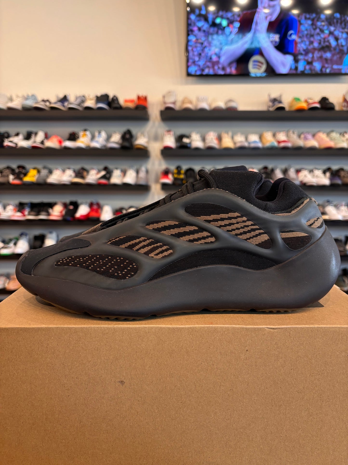 Yeezy 700 V3 Clay Brown Size 11 Pre-Owned