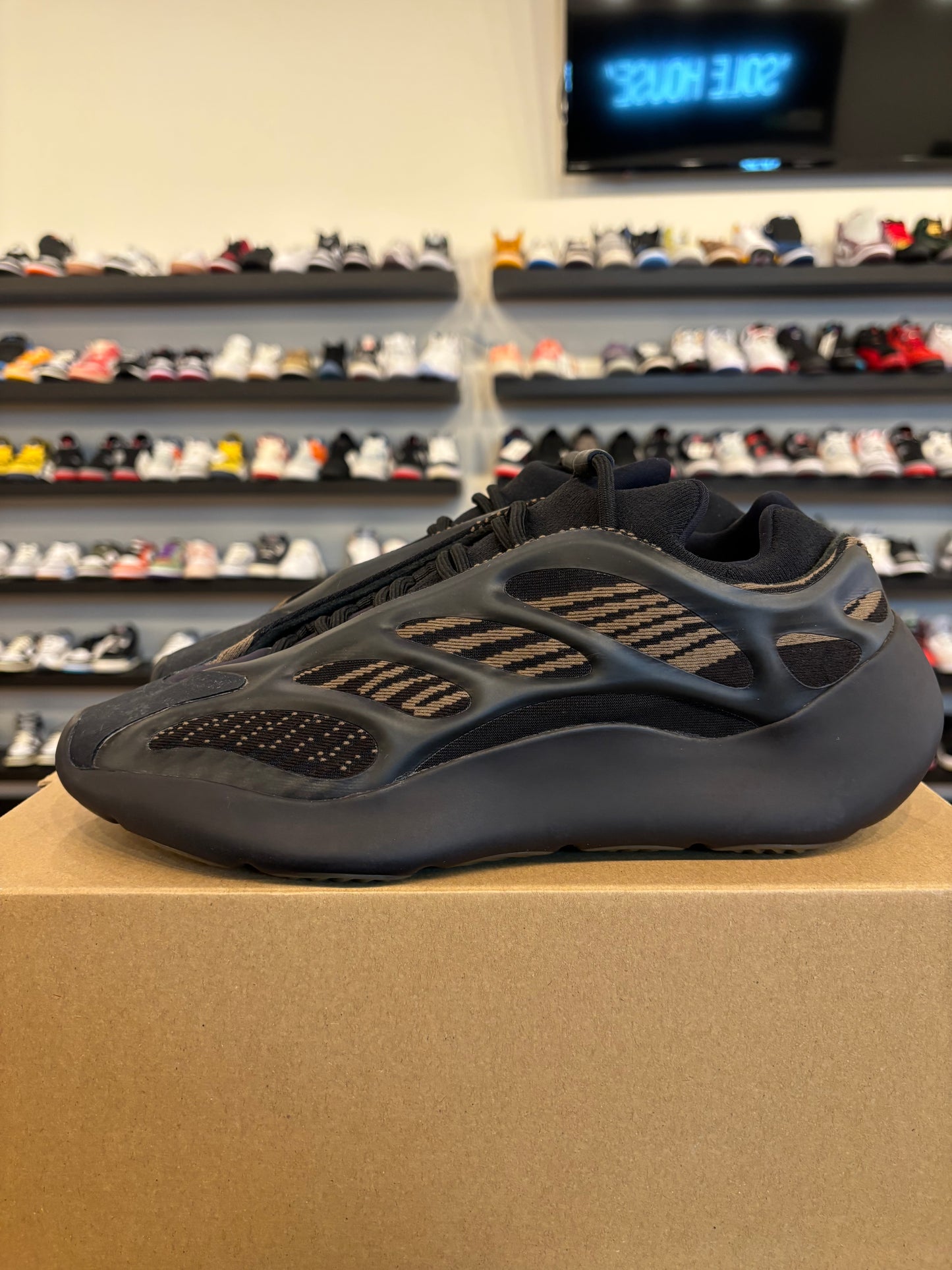 Yeezy 700 Clay Brown Size 10 Pre-Owned