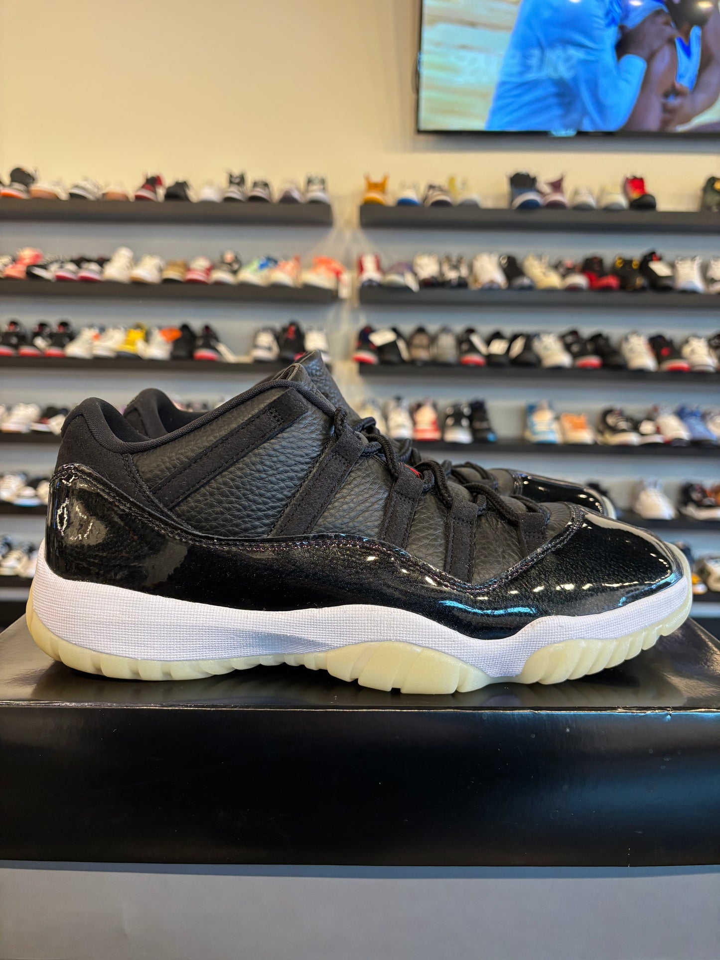 Jordan 11 Low 72-10 Size 11 Pre-Owned