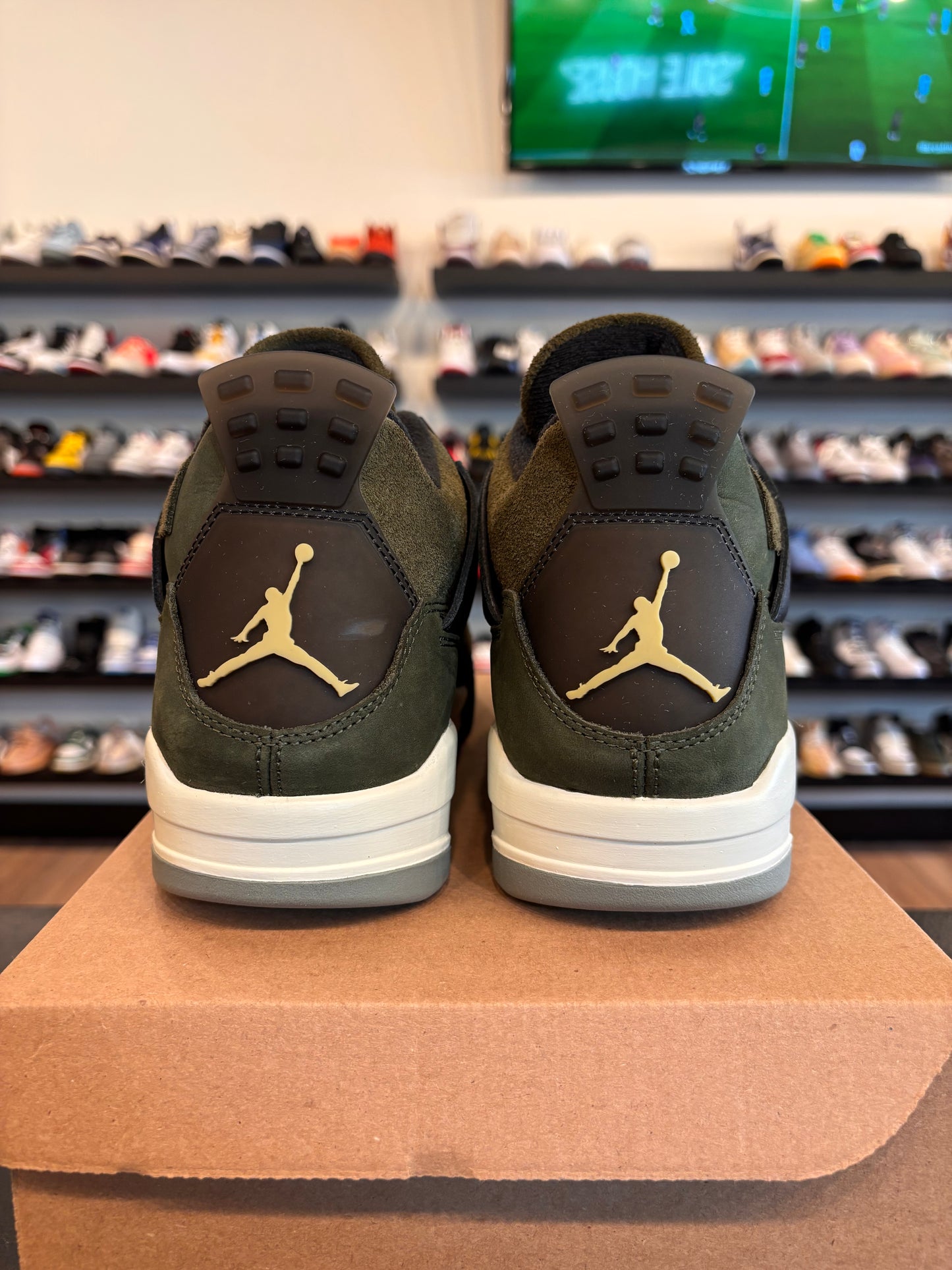 Jordan 4 Craft Olive Size 10.5 Pre-Owned (No Box)