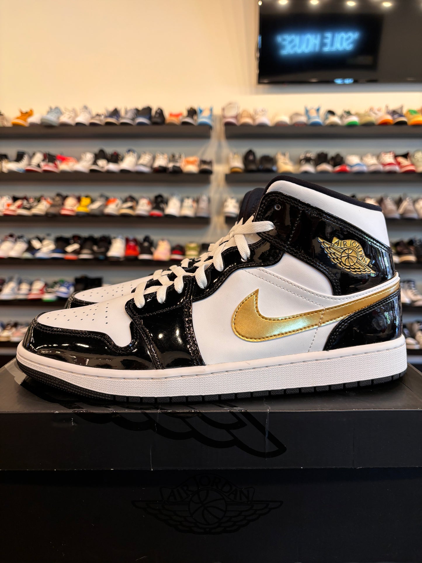 Jordan 1 Mid Patent Black Gold Size 13 Pre-Owned