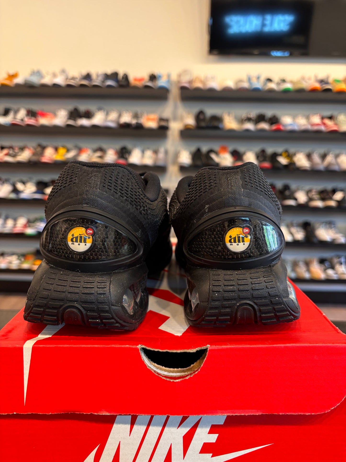 Nike Air Max DN8 Black Size 9.5 Pre-Owned