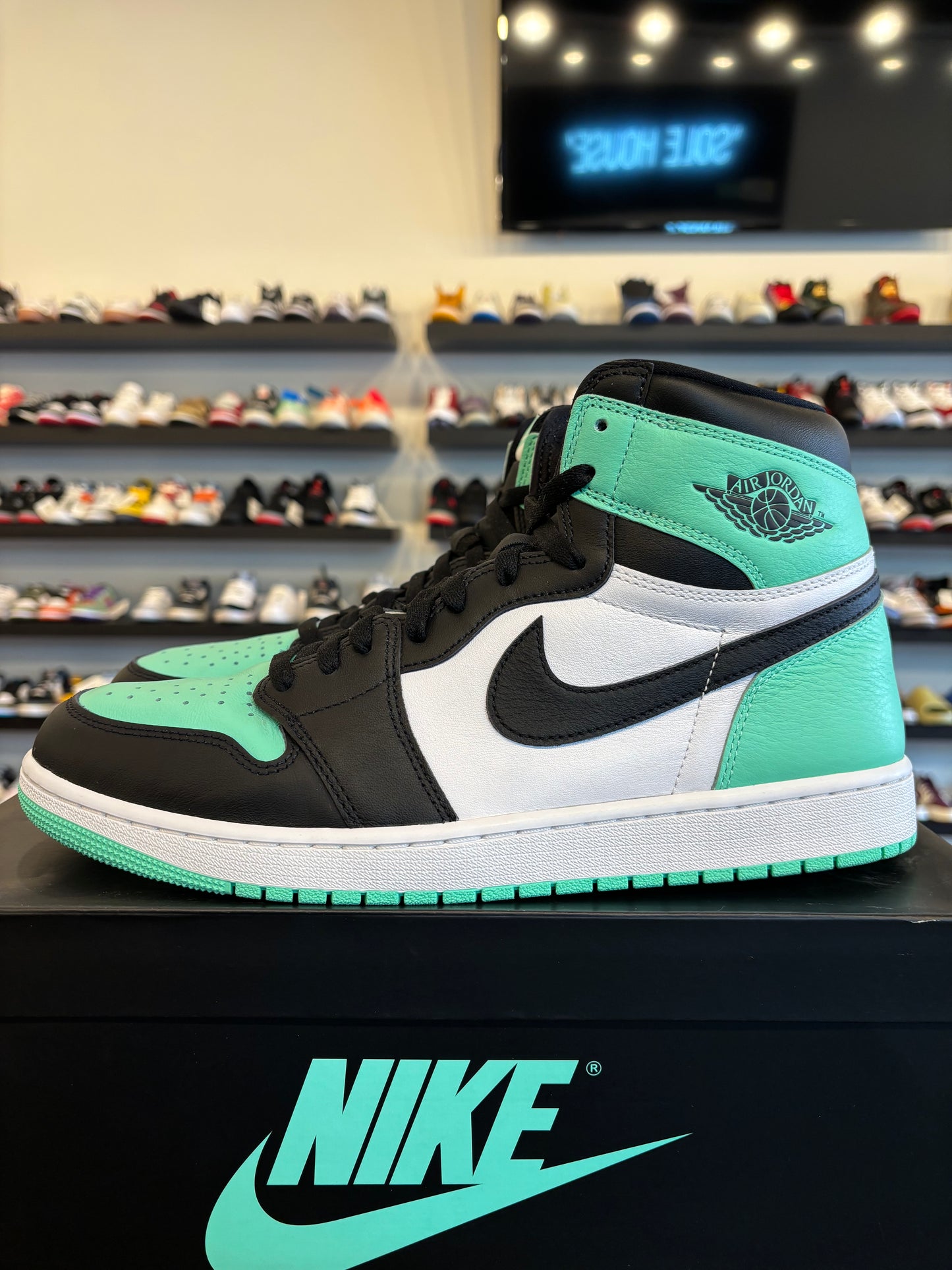 Jordan 1 Green Glow Size 13 Pre-Owned