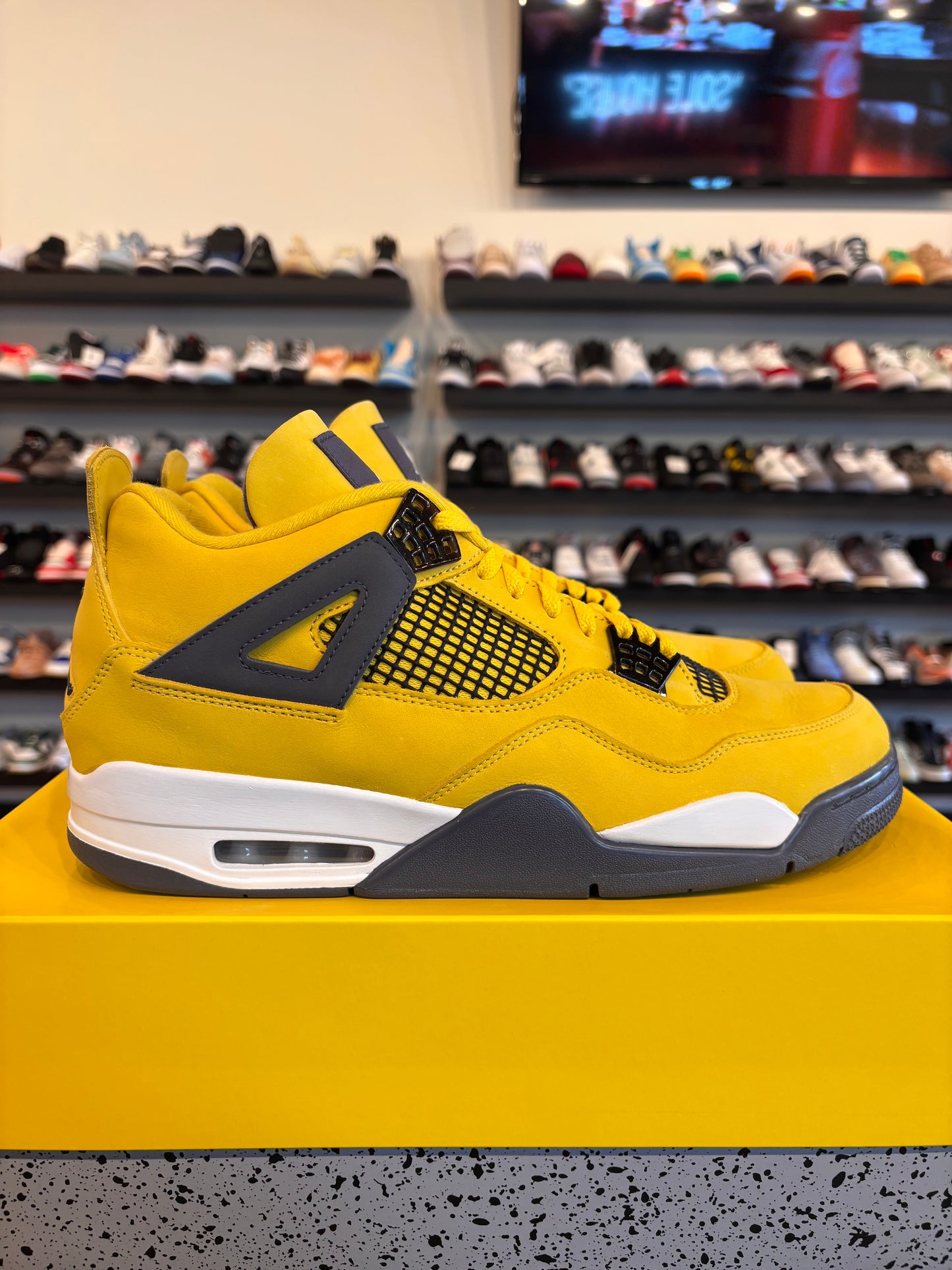 Jordan 4 Lightning Size 12 Pre-Owned