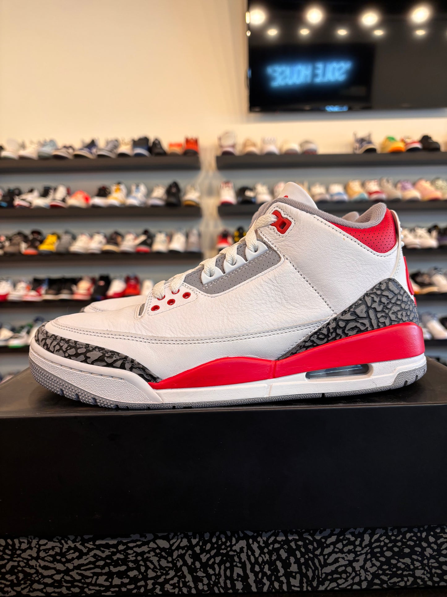 Jordan 3 Fire Red 2022 Size 9.5 Pre-Owned