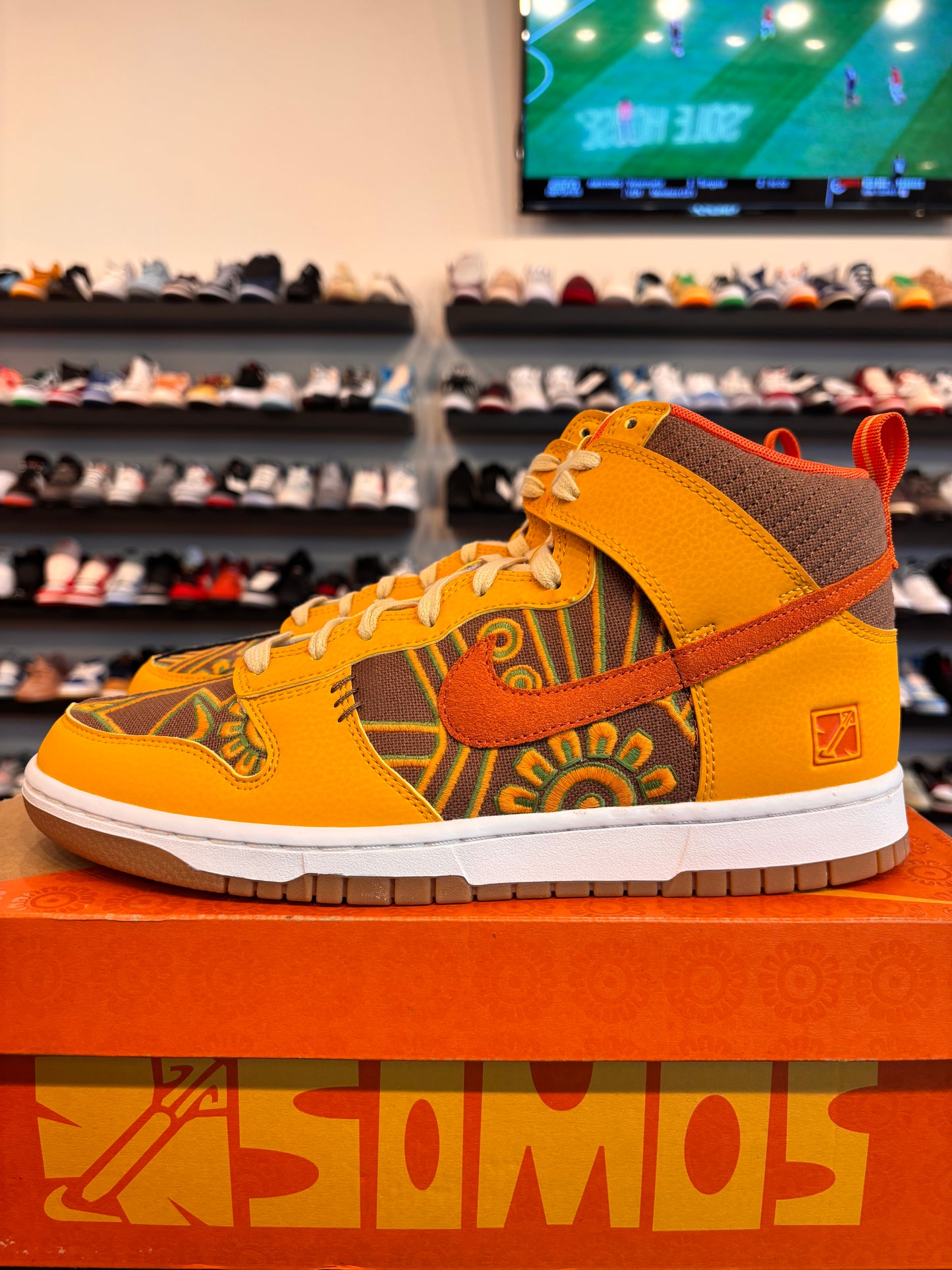 Nike Dunk High Somos Familia Size 10.5 Brand New