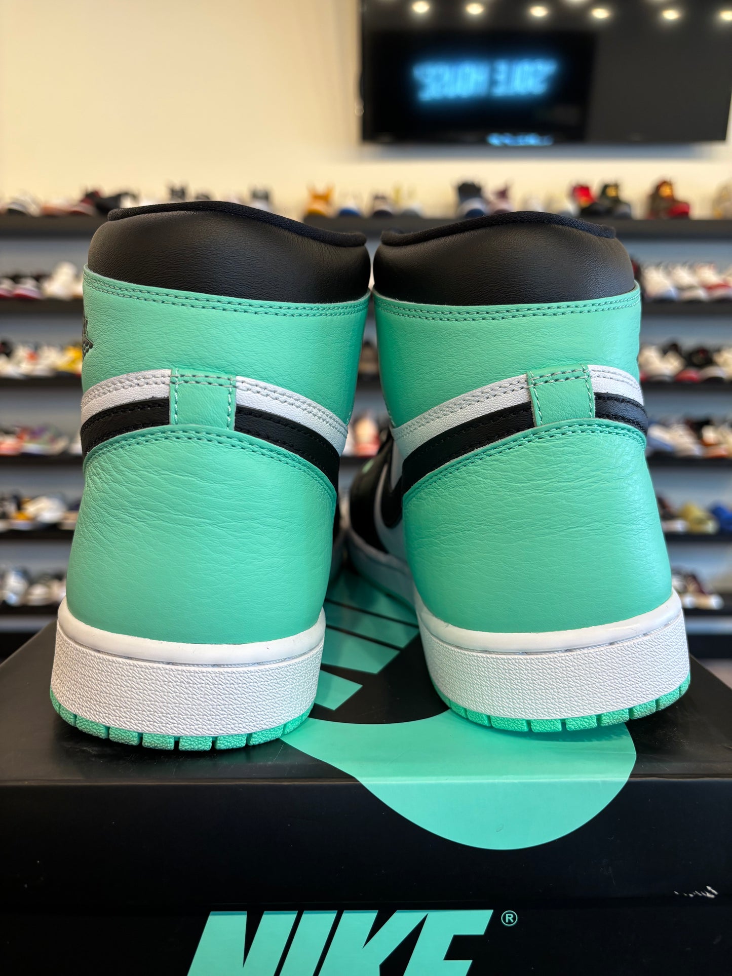 Jordan 1 Green Glow Size 13 Pre-Owned