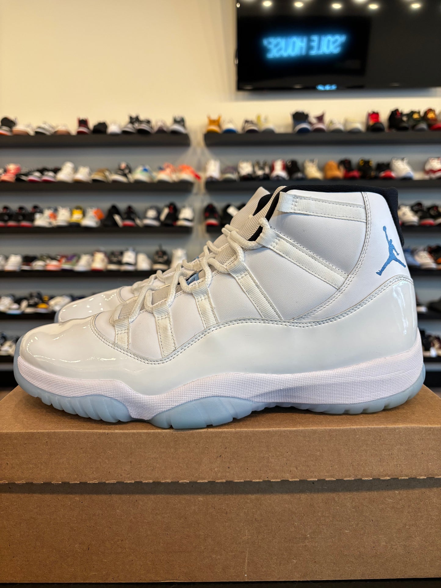 Jordan 11 Legend Blue Size 13 Pre-Owned (No Box)