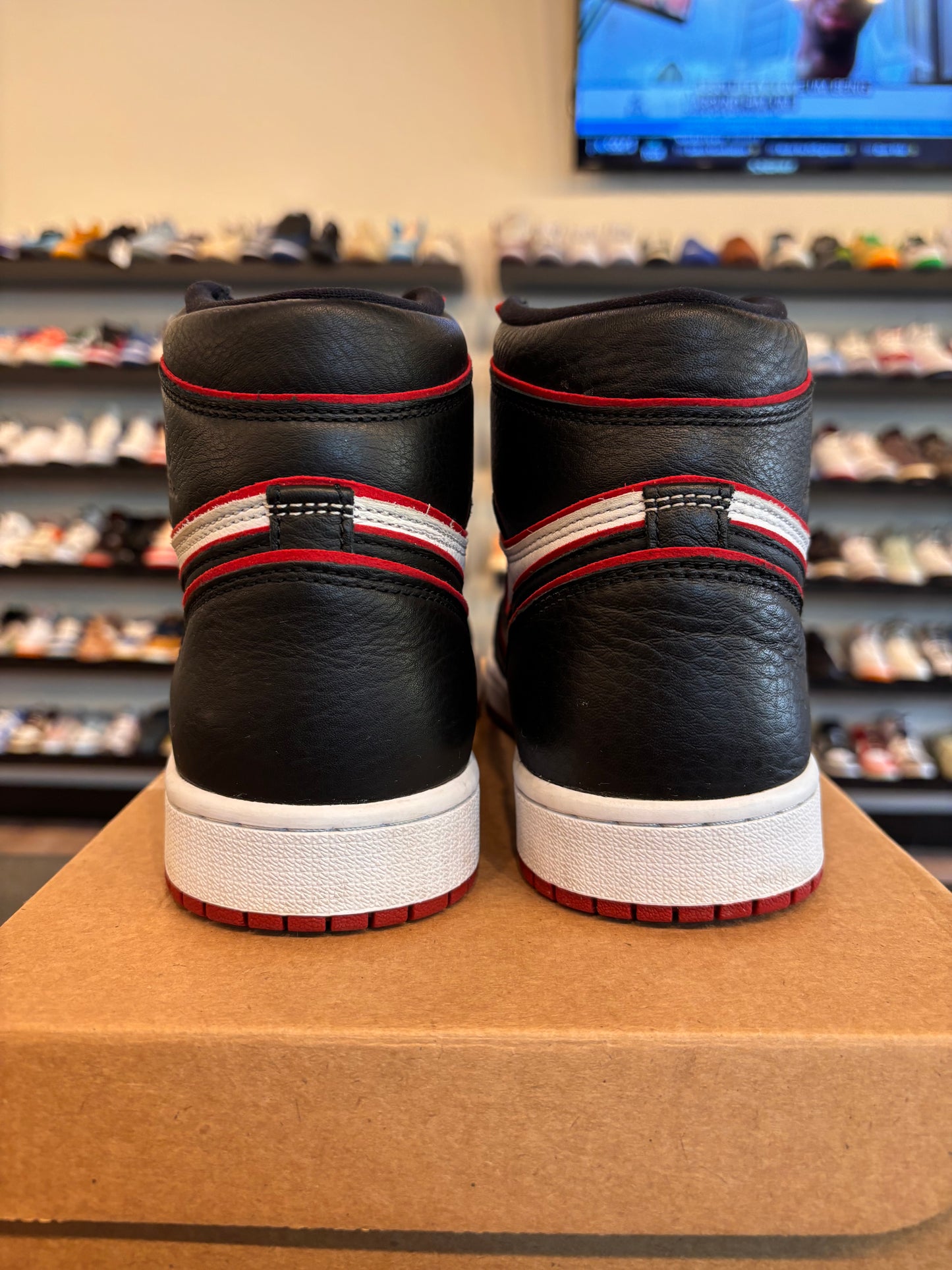 Jordan 1 Bloodline Size 8.5 Pre-Owned (No Box)