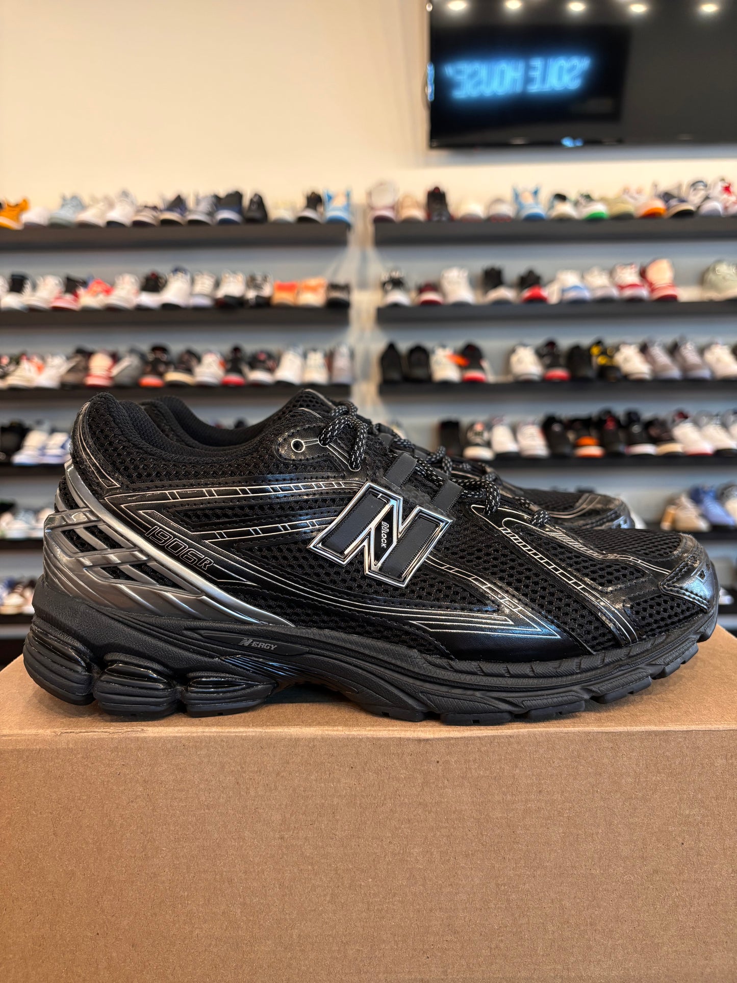 New Balance 1906R Triple Black Size 11 Pre-Owned (No Box)