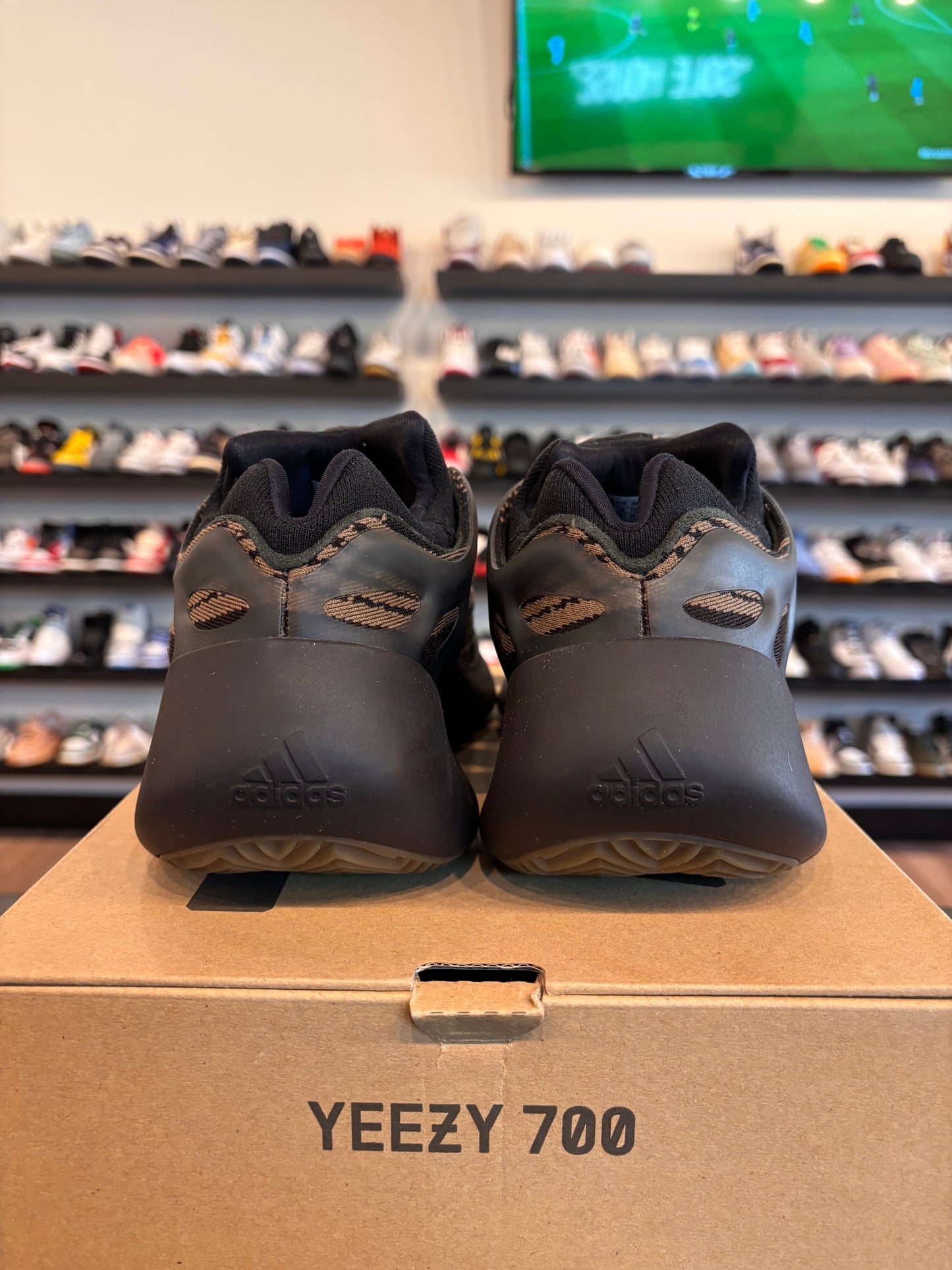 Yeezy 700 V3 Clay Brown Size 11 Pre-Owned