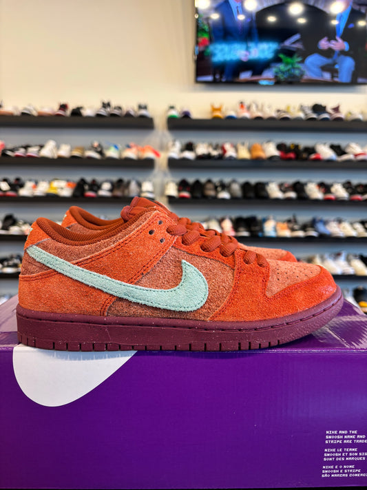 Nike SB Dunk Low Mystic Red Rosewood Size 7 (8.5W) Pre-Owned