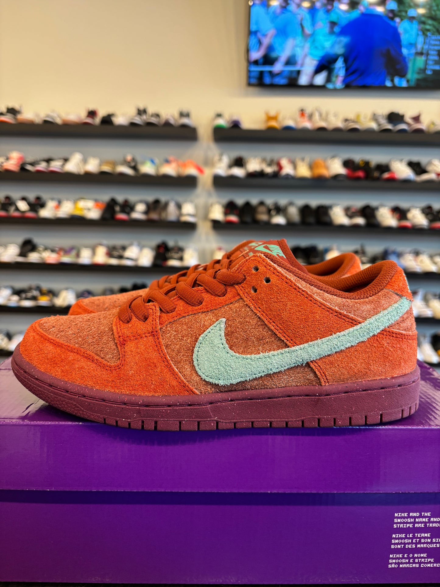 Nike SB Dunk Low Mystic Red Rosewood Size 7 (8.5W) Pre-Owned
