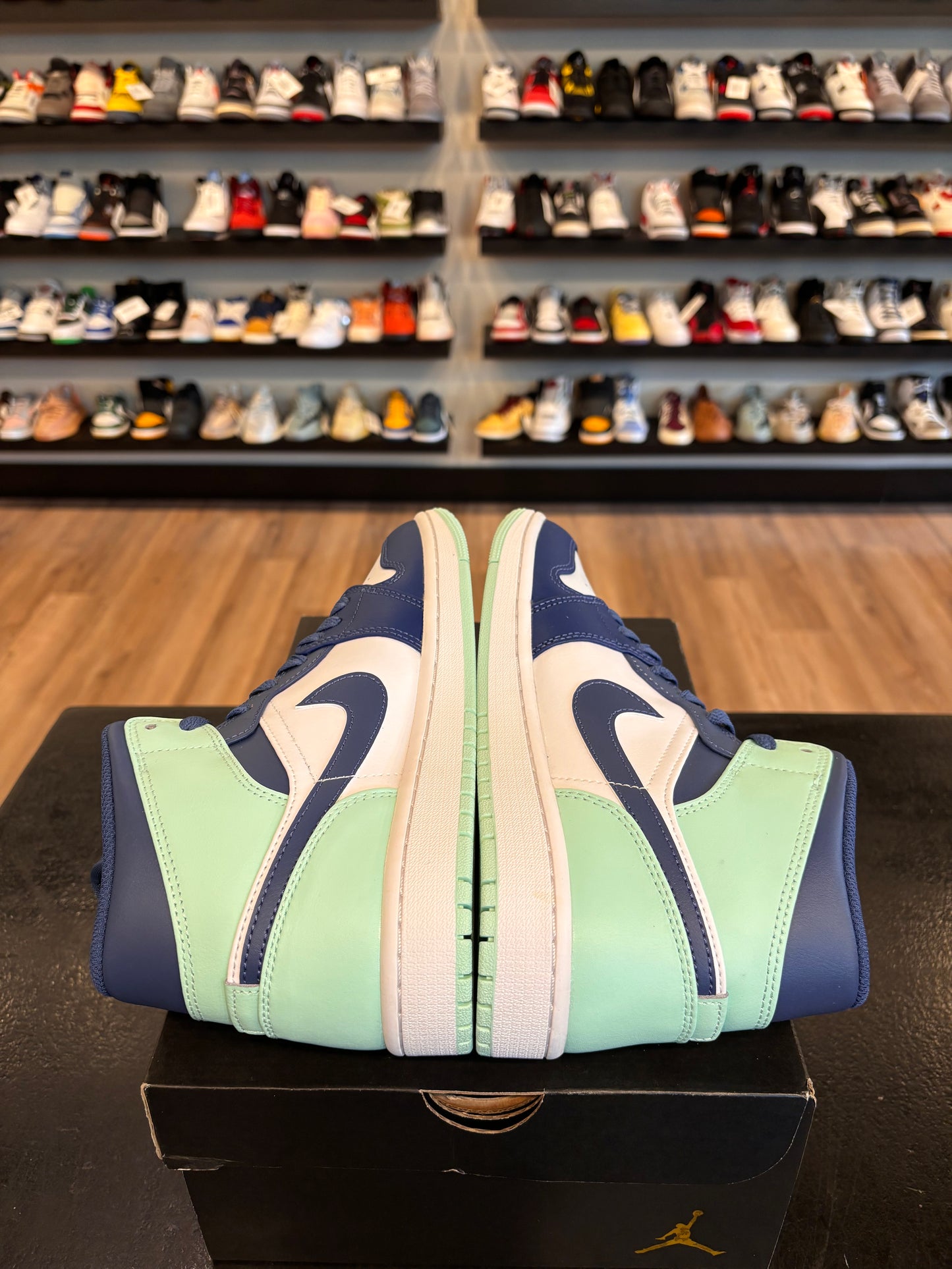 Jordan 1 Mid Mystic Navy Mint Size 8 Brand New