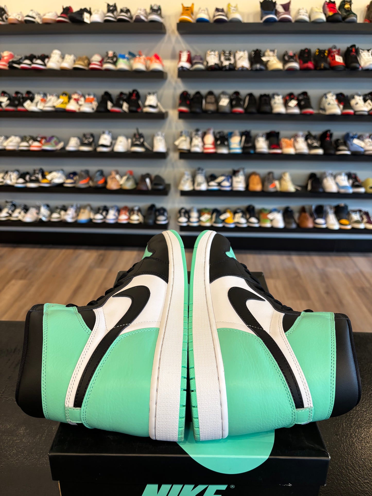 Jordan 1 Green Glow Size 13 Pre-Owned