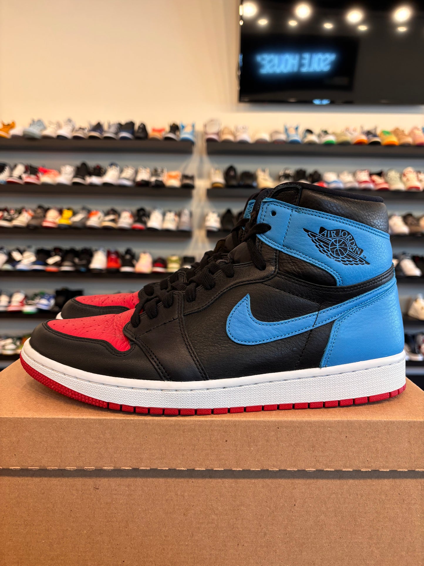Jordan 1 UNC To Chi Size 11.5 (13W) Pre-Owned (No Box)