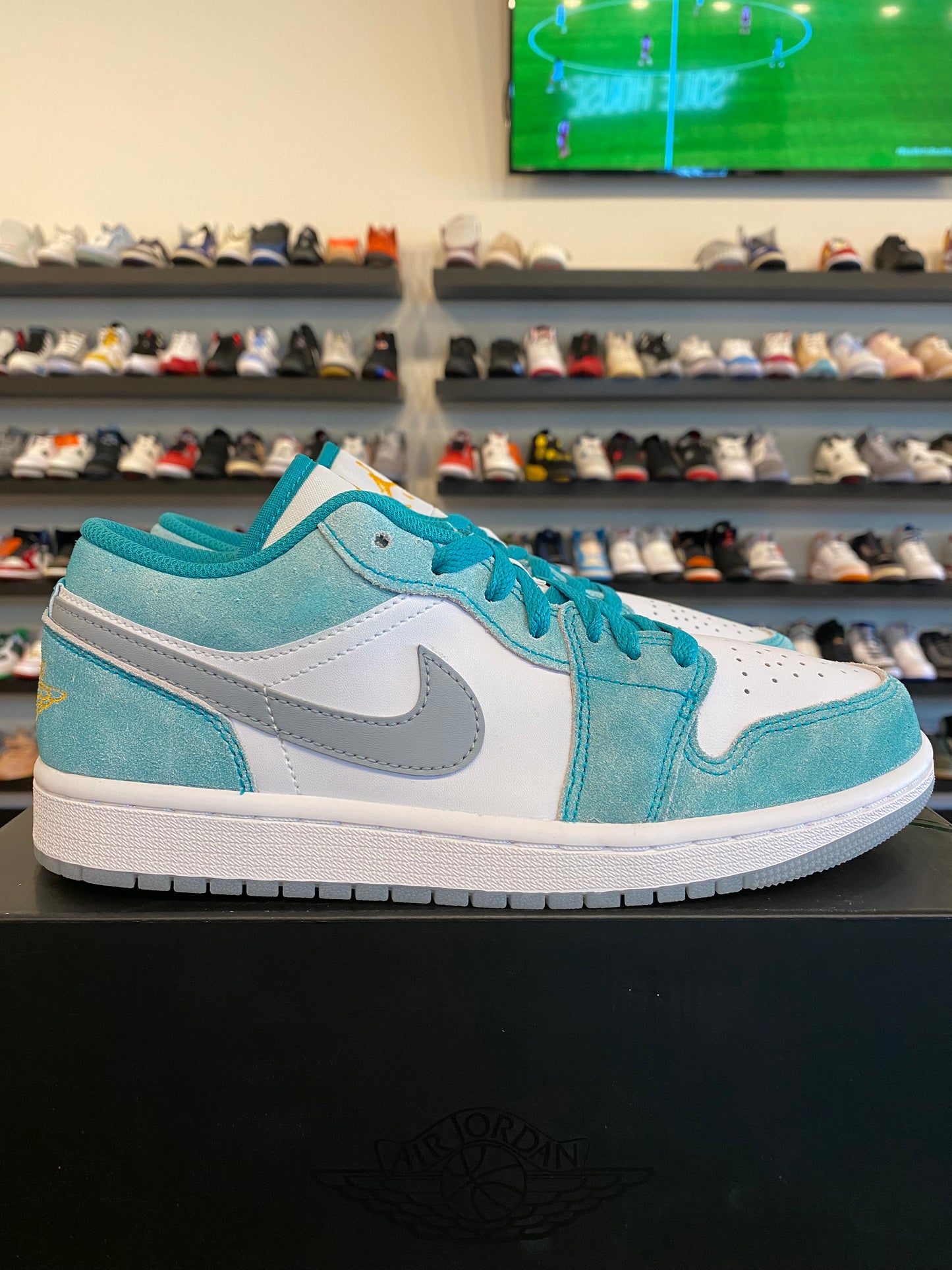 Jordan 1 Low New Emerald Size 7 Brand New