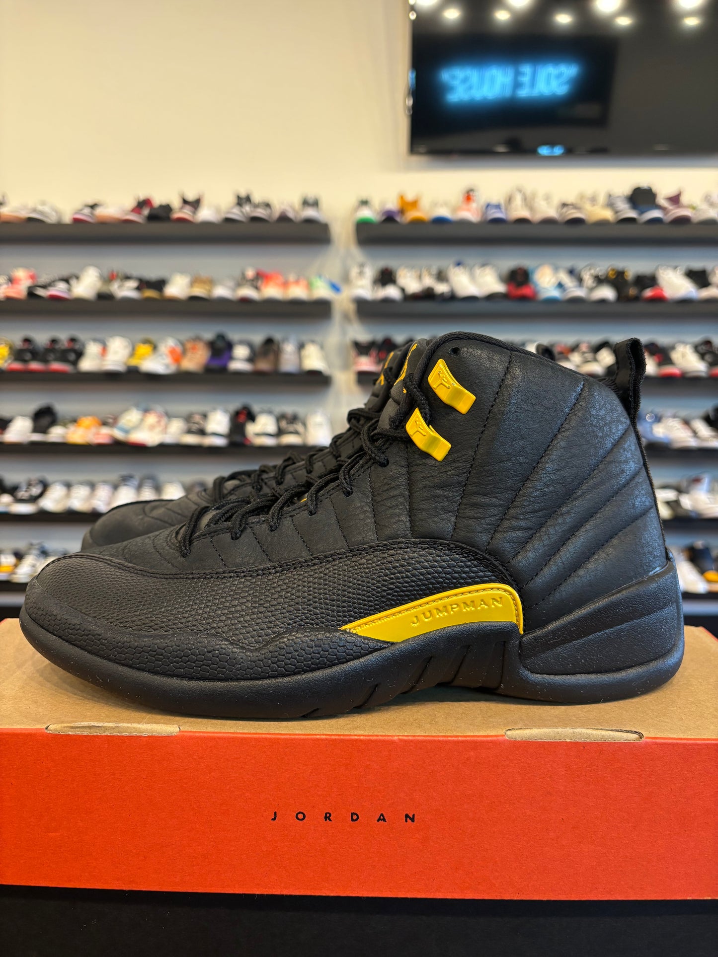 Jordan 12 Black Taxi Size 9 Pre-Owned