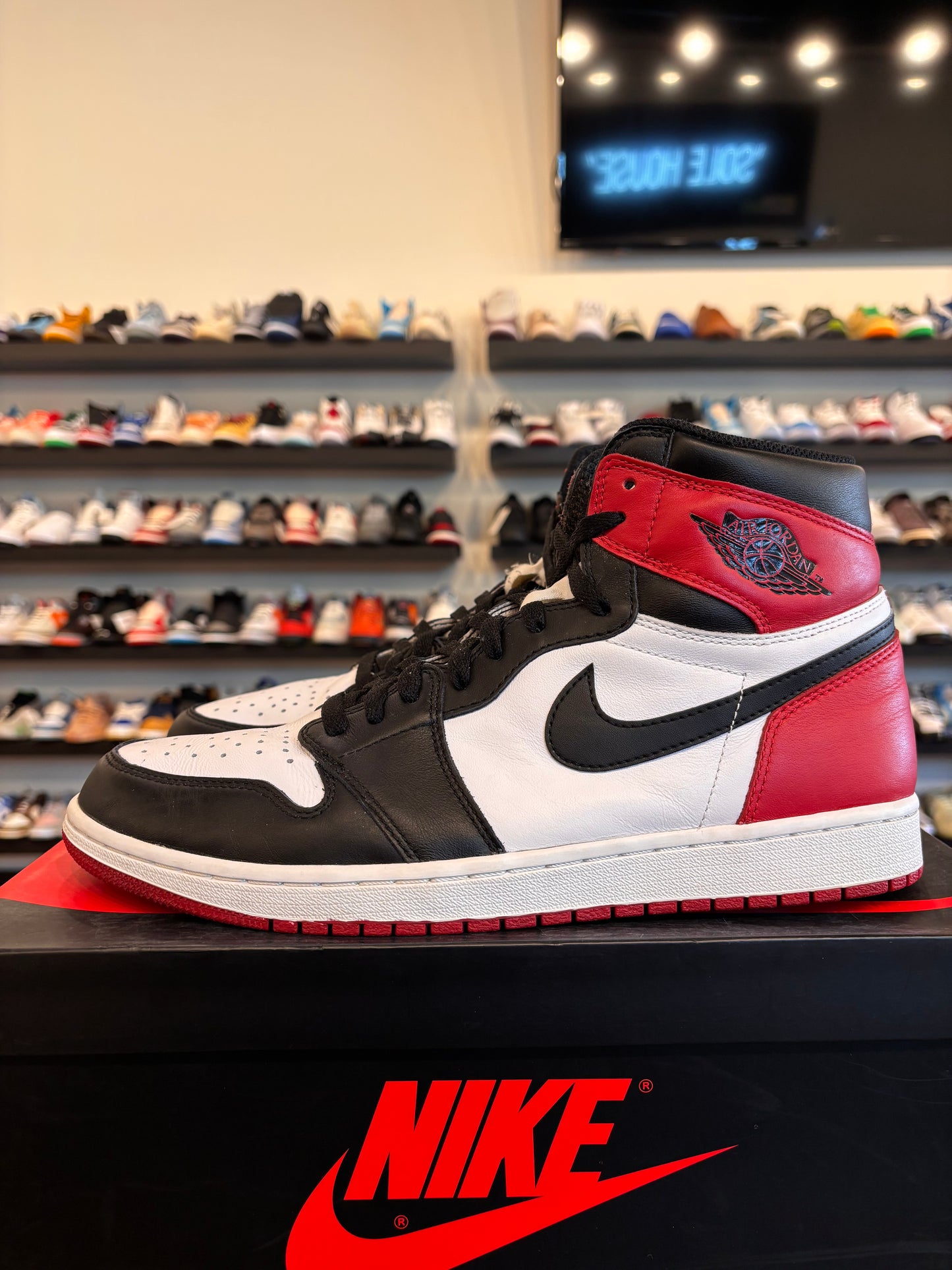 Jordan 1 Black Toe 2016 Size 11.5 Pre-Owned