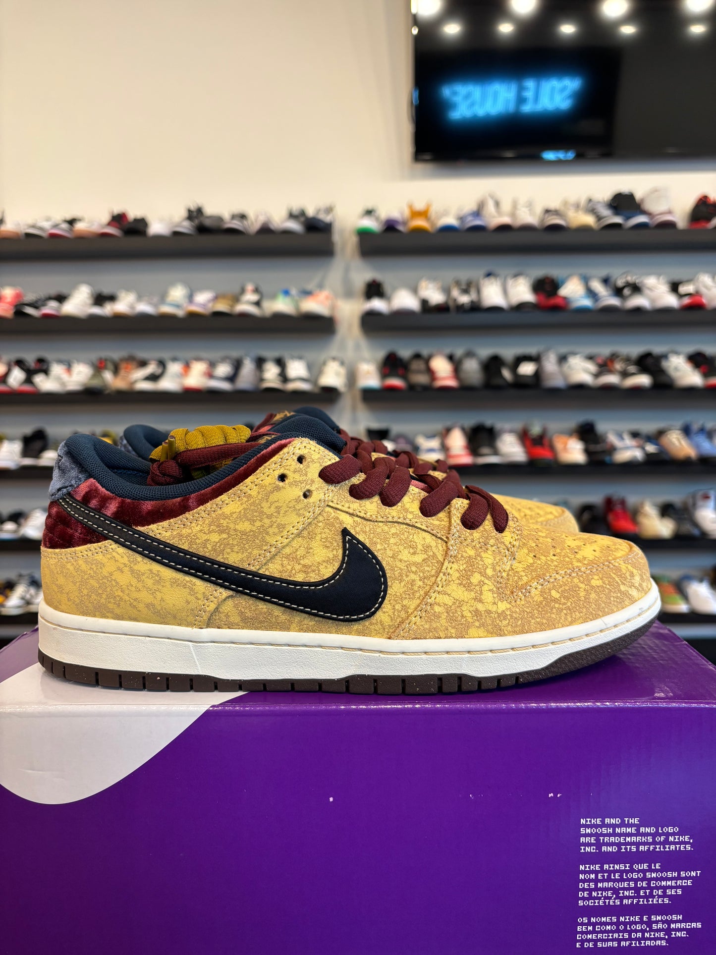 Nike SB Dunk Low City Of Cinema Size 9.5 Brand New