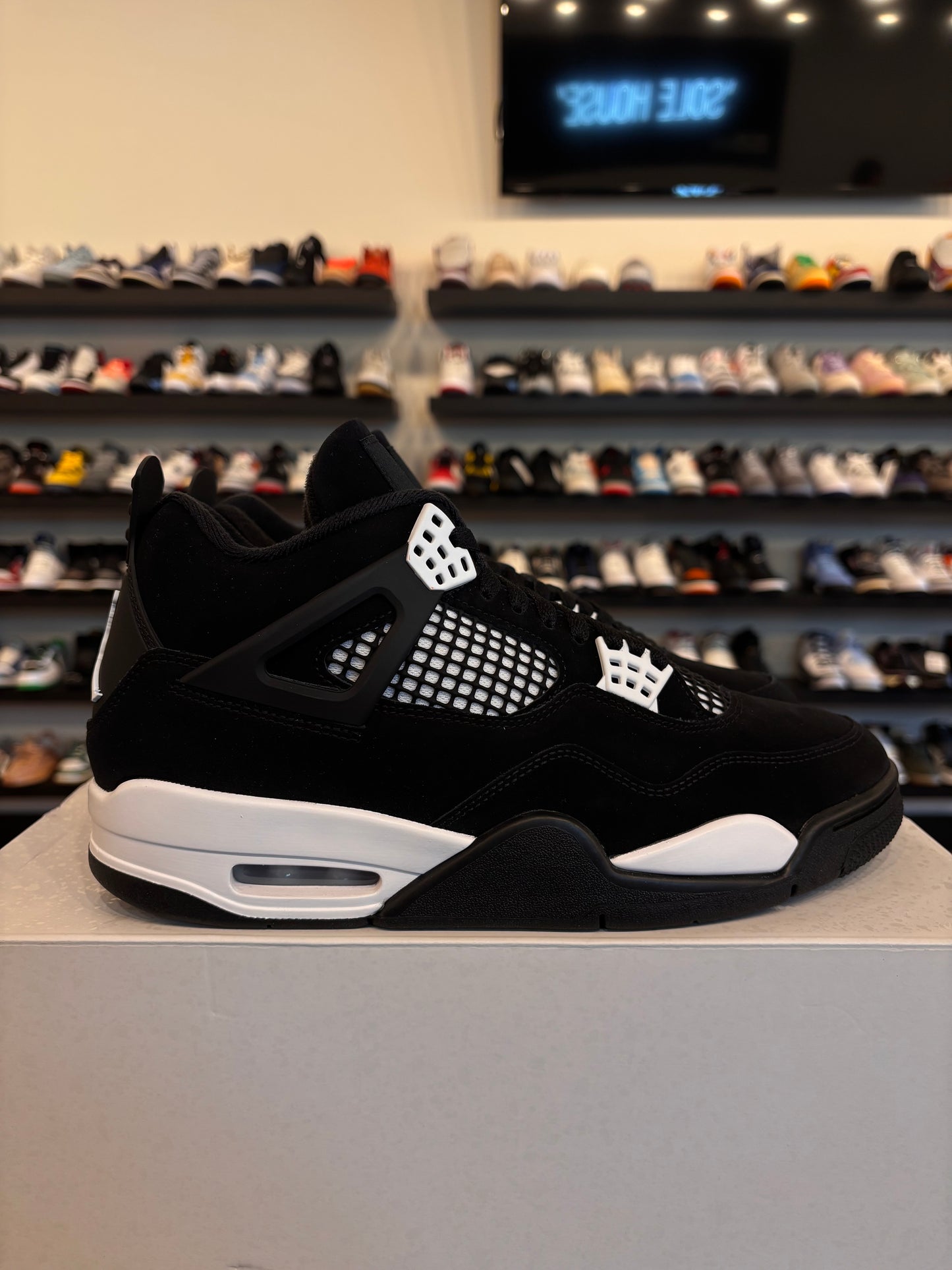 Jordan 4 White Thunder Size 9.5 Brand New