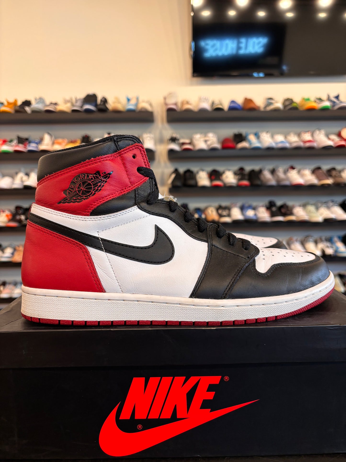 Jordan 1 Black Toe 2016 Size 11.5 Pre-Owned