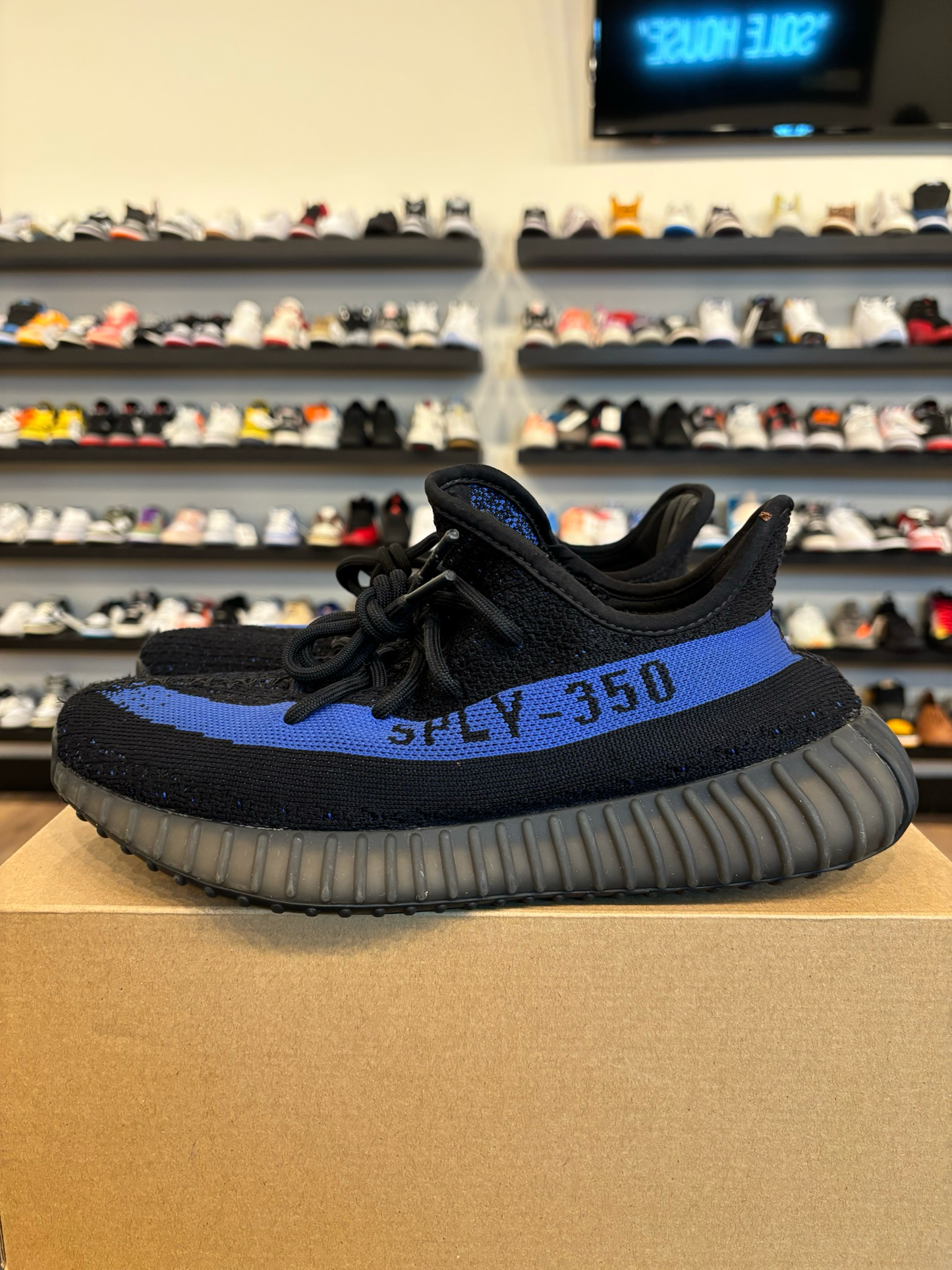 Yeezy 350 V2 Dazzling Blue Size 8.5 Pre-Owned