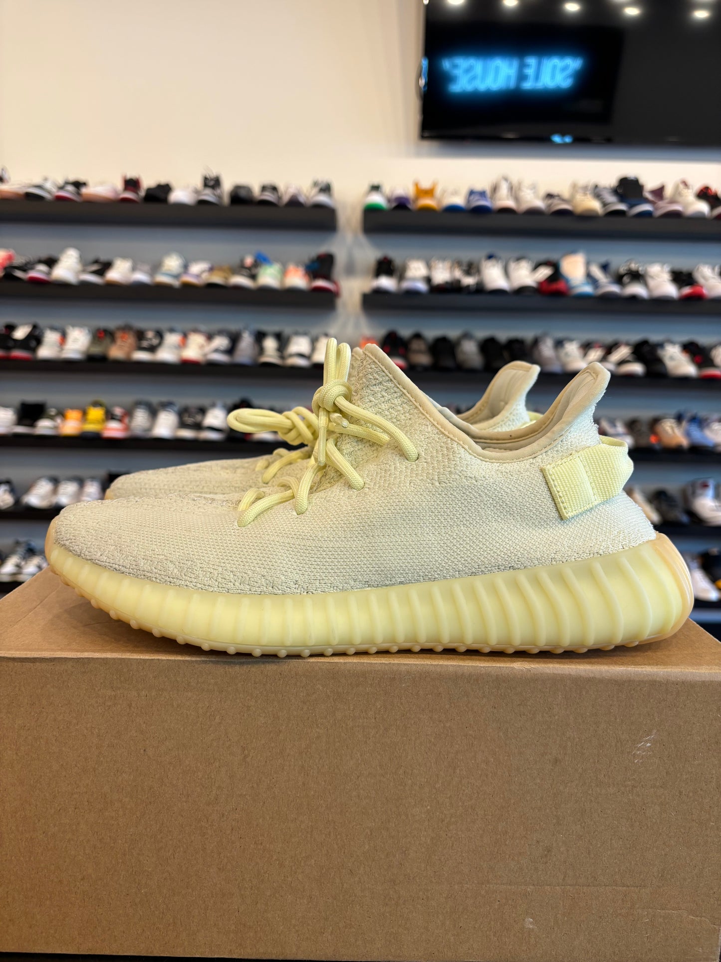Yeezy 350 V2 Butter Size 9.5 Pre-Owned