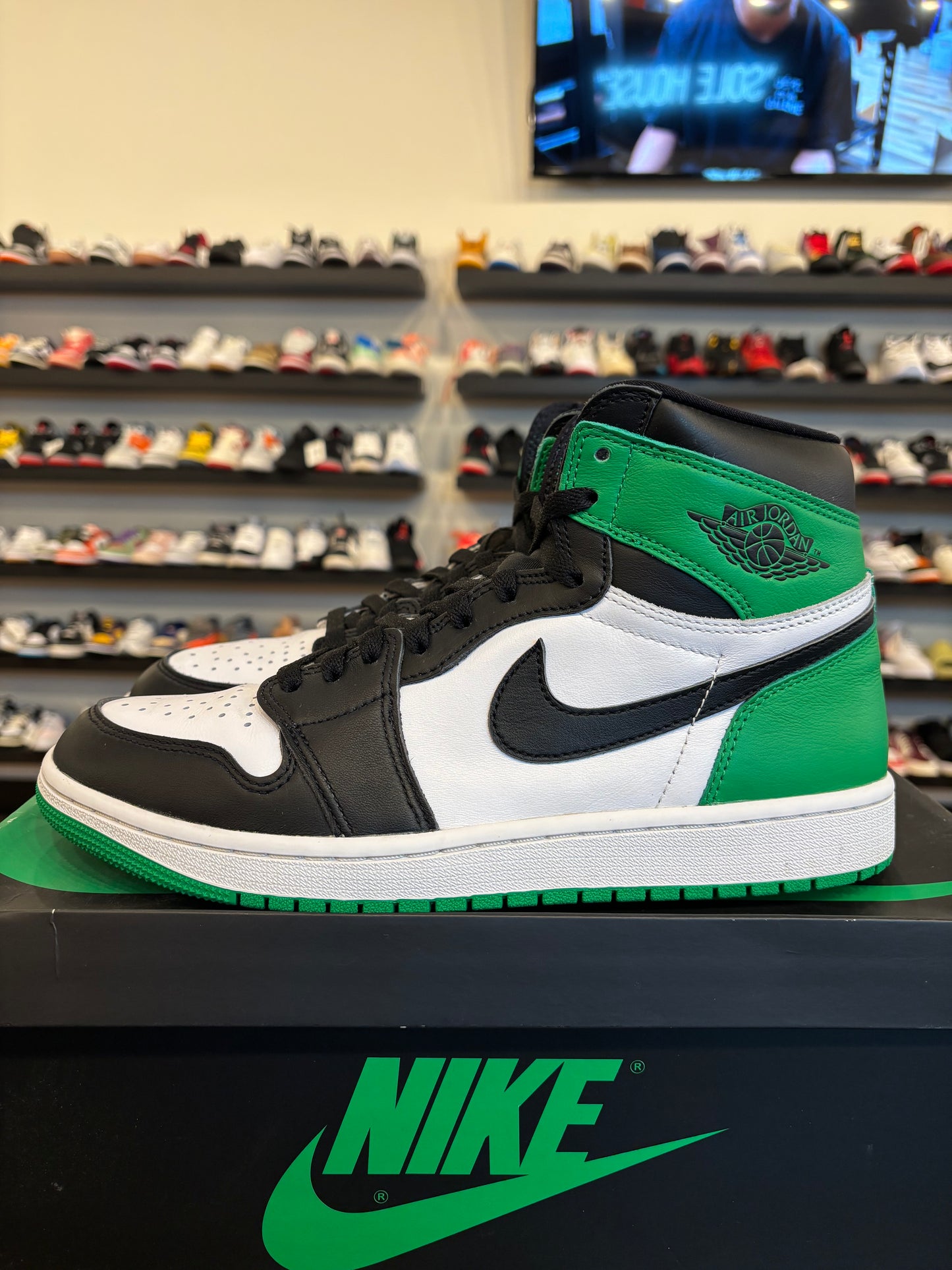 Jordan 1 Lucky Green Size 9.5 Pre-Owned