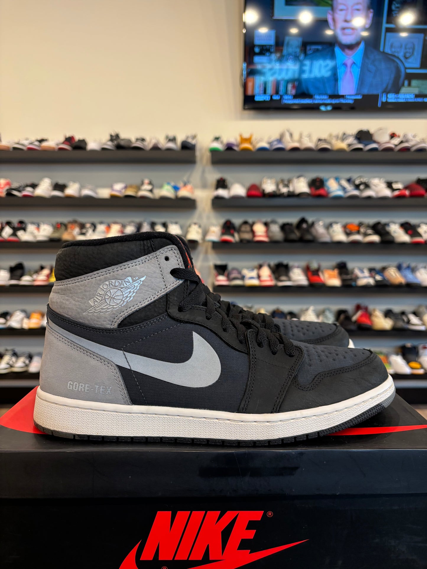 Jordan 1 Gore-Tex Black Size 10.5 Pre-Owned