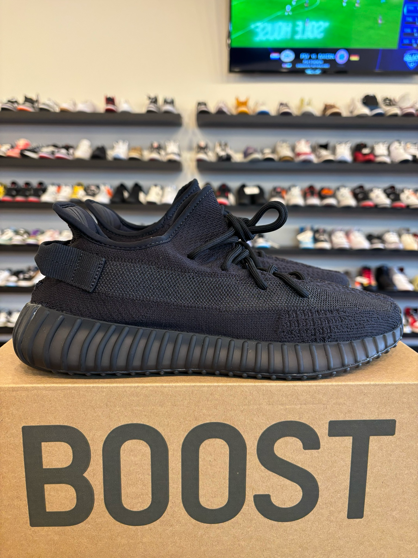 Yeezy 350 V2 Onyx Size 10 Brand New