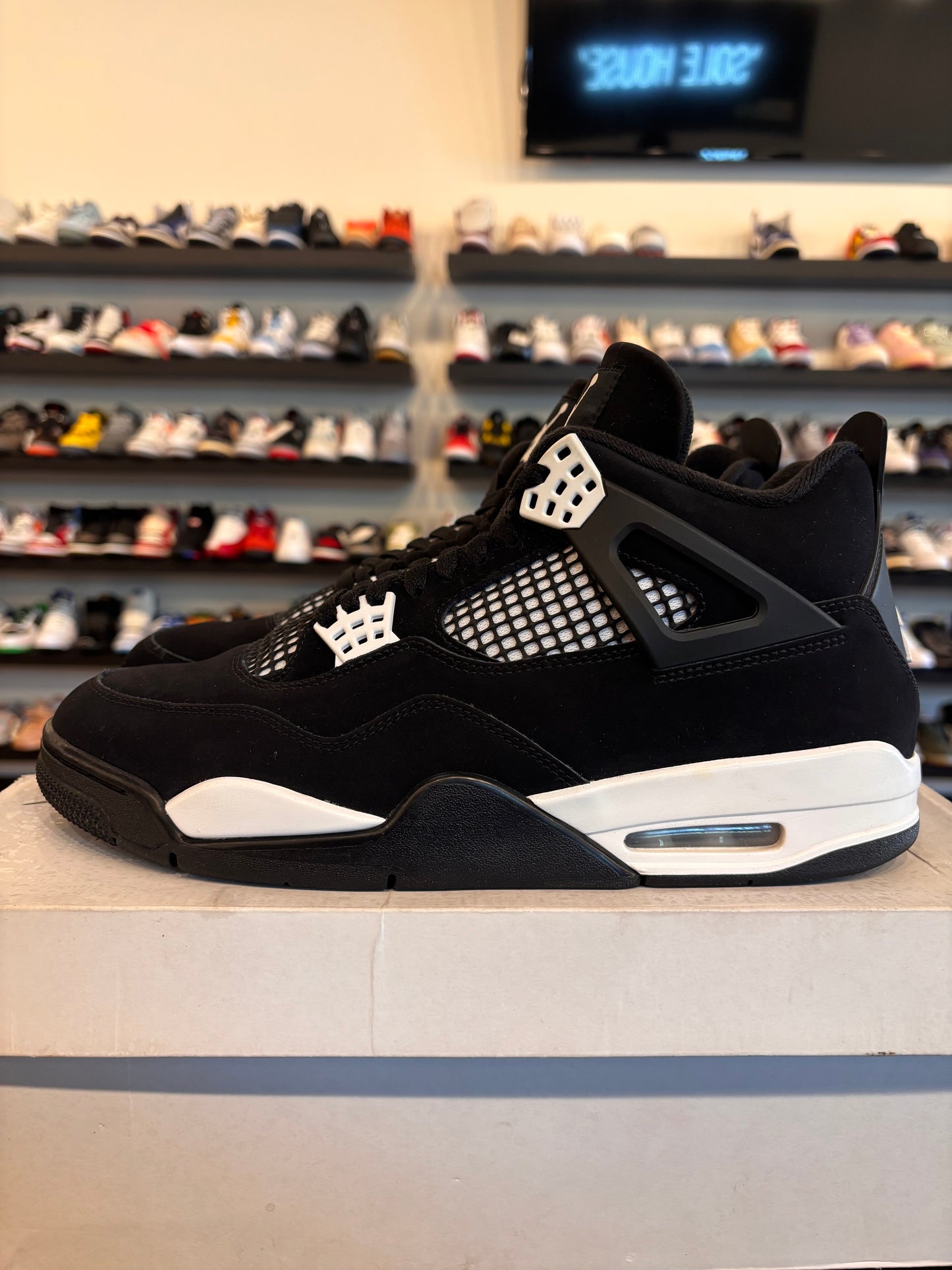Jordan 4 White Thunder Size 11 Pre-Owned