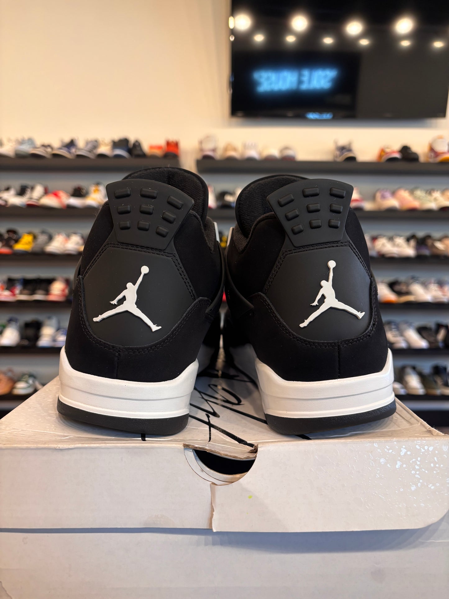 Jordan 4 White Thunder Size 11 Pre-Owned